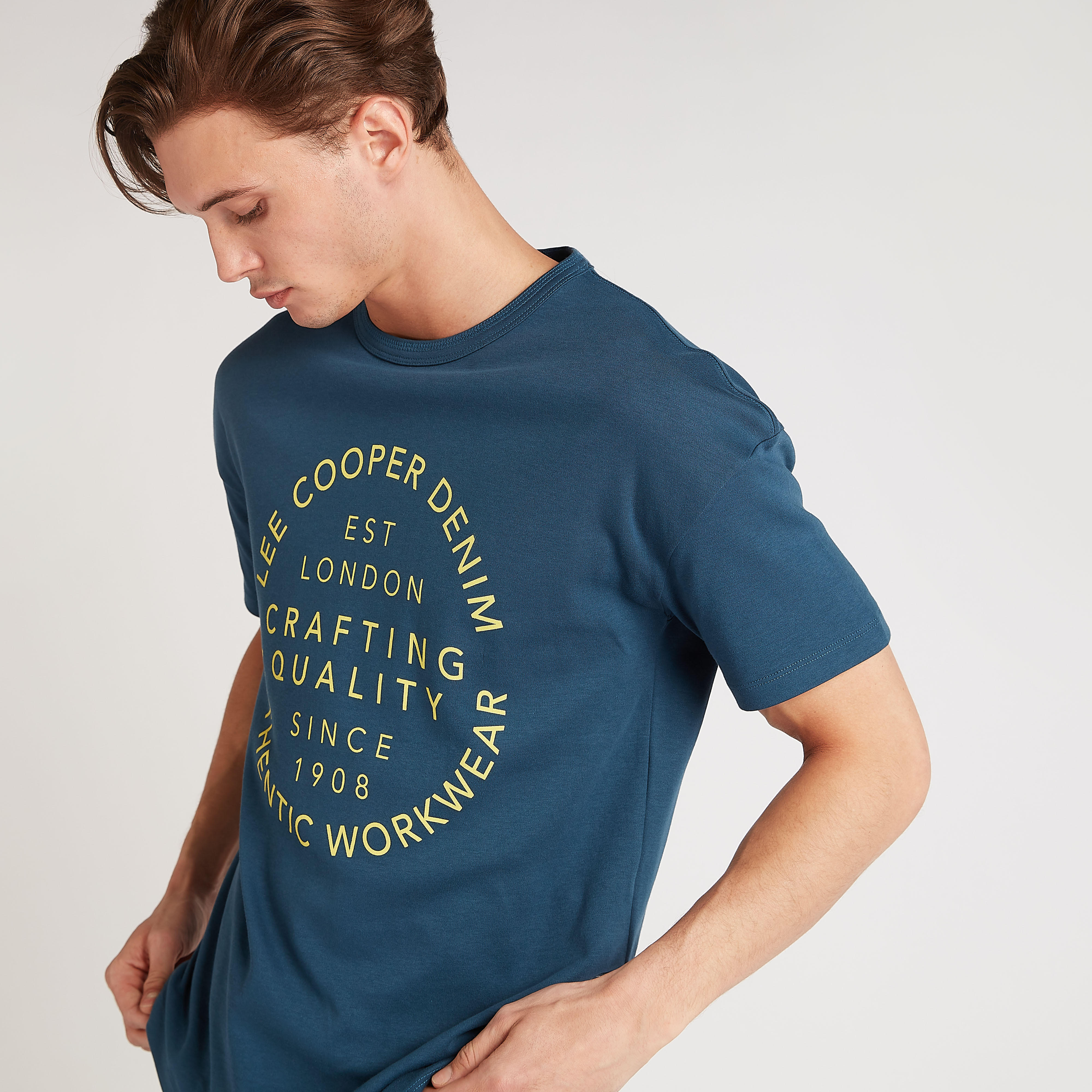 تيشيرت بياقة ضيّقة وأكمام قصيرة من لي كوبر-men-clothing-tshirtsandpolos-tshirts-image-5