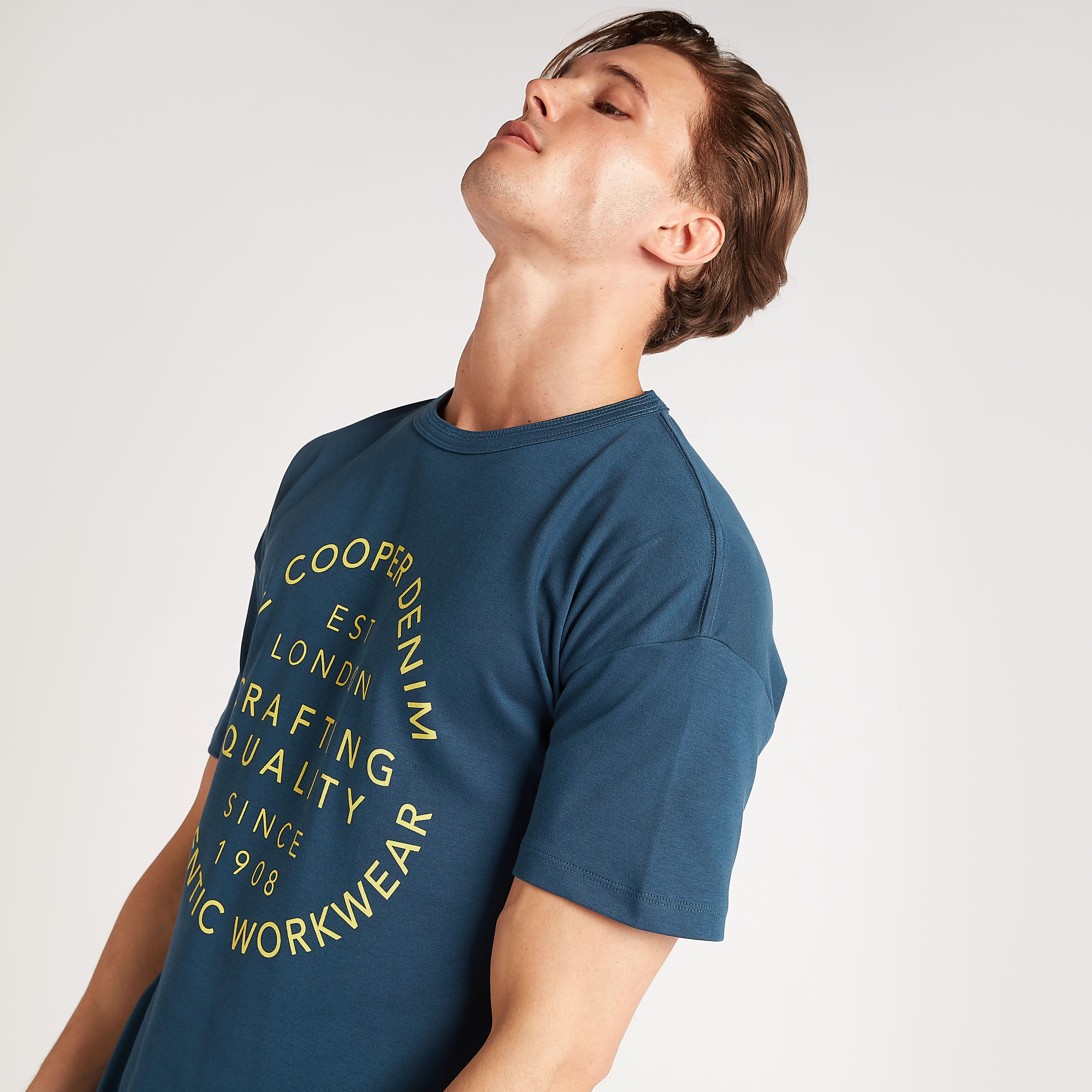 تيشيرت بياقة ضيّقة وأكمام قصيرة من لي كوبر-men-clothing-tshirtsandpolos-tshirts-image-6