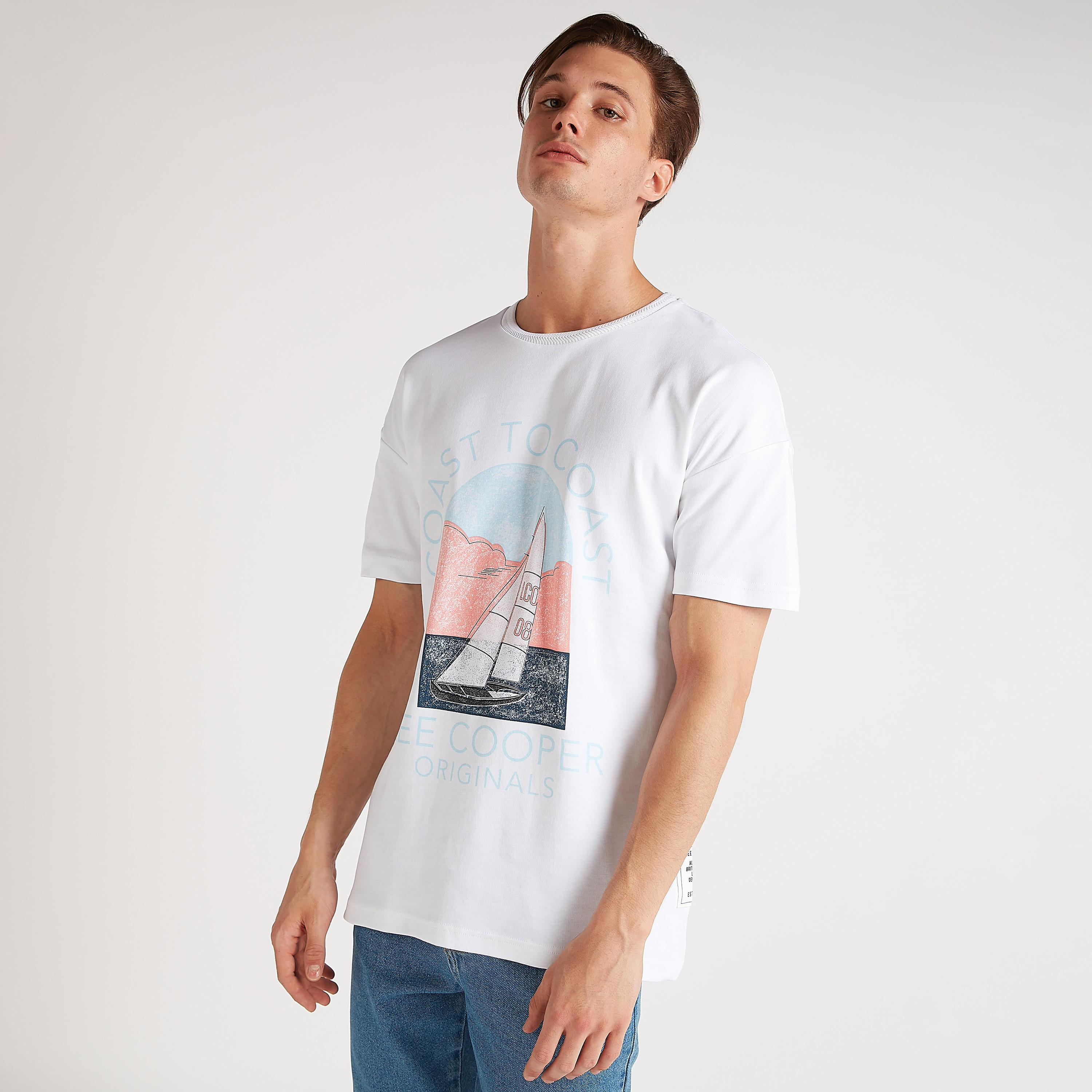 تيشيرت واسع بياقة ضيّقة وأكمام قصيرة وطبعات من لي كوبر-men-clothing-tshirtsandpolos-tshirts-image-6