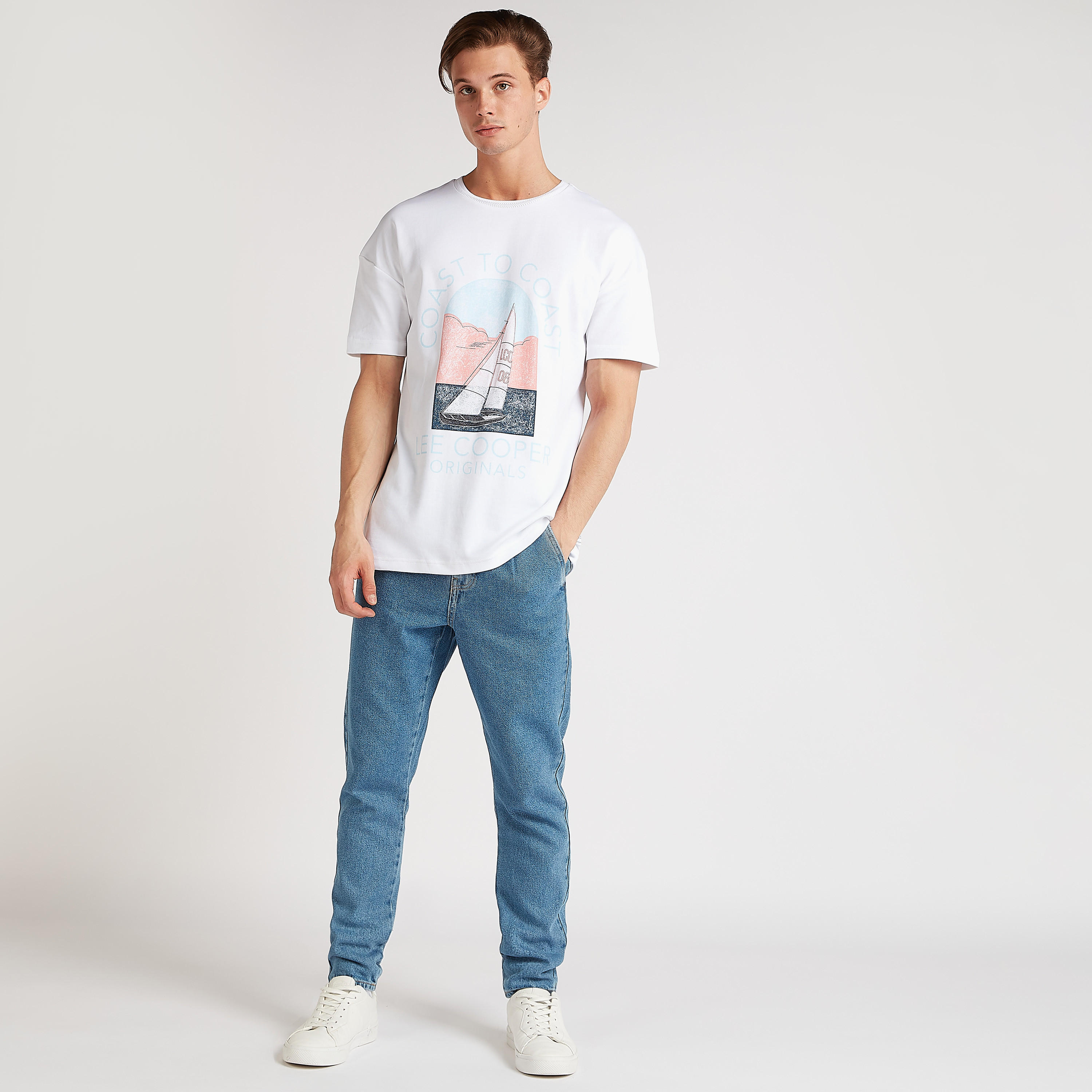 تيشيرت واسع بياقة ضيّقة وأكمام قصيرة وطبعات من لي كوبر-men-clothing-tshirtsandpolos-tshirts-image-5