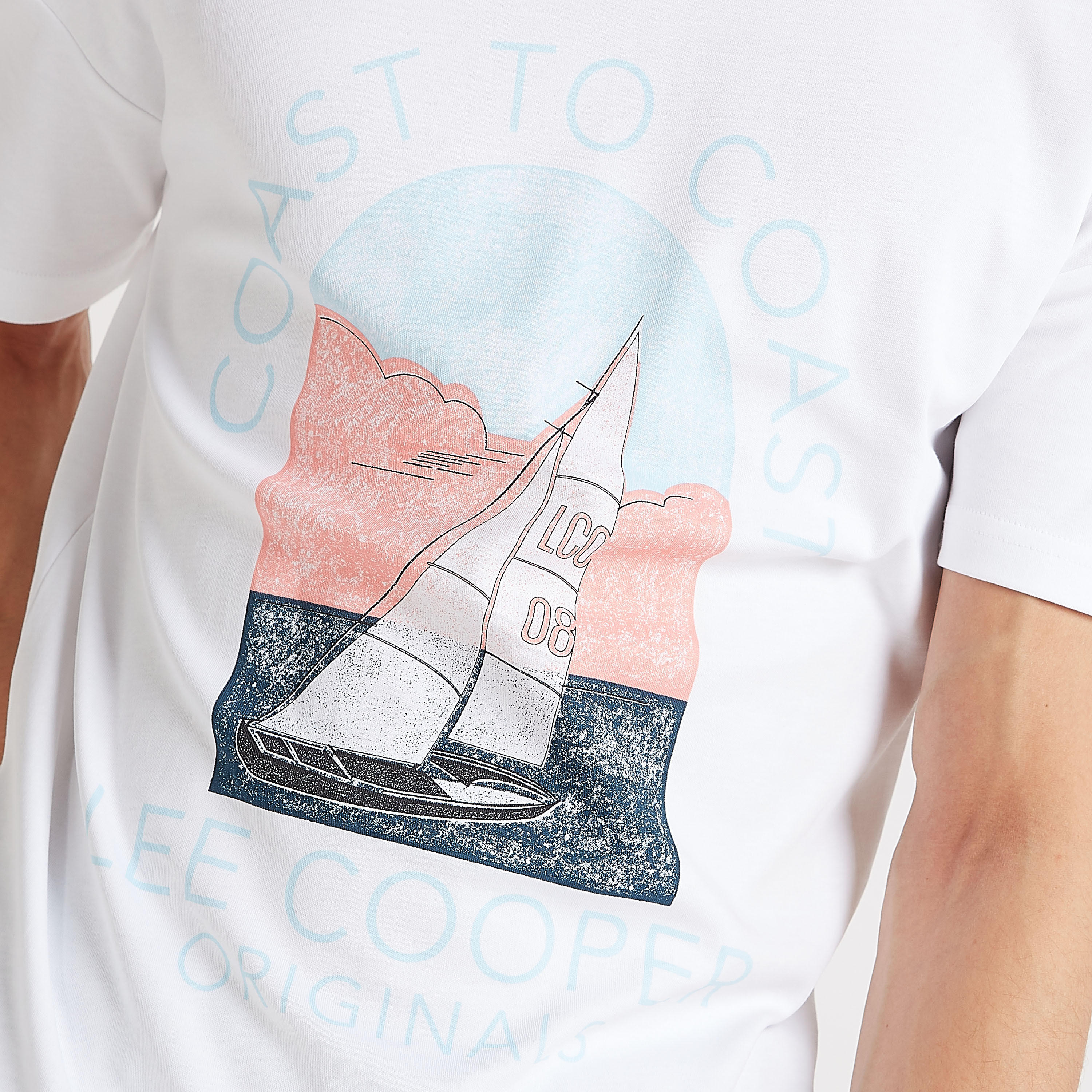 تيشيرت واسع بياقة ضيّقة وأكمام قصيرة وطبعات من لي كوبر-men-clothing-tshirtsandpolos-tshirts-image-4