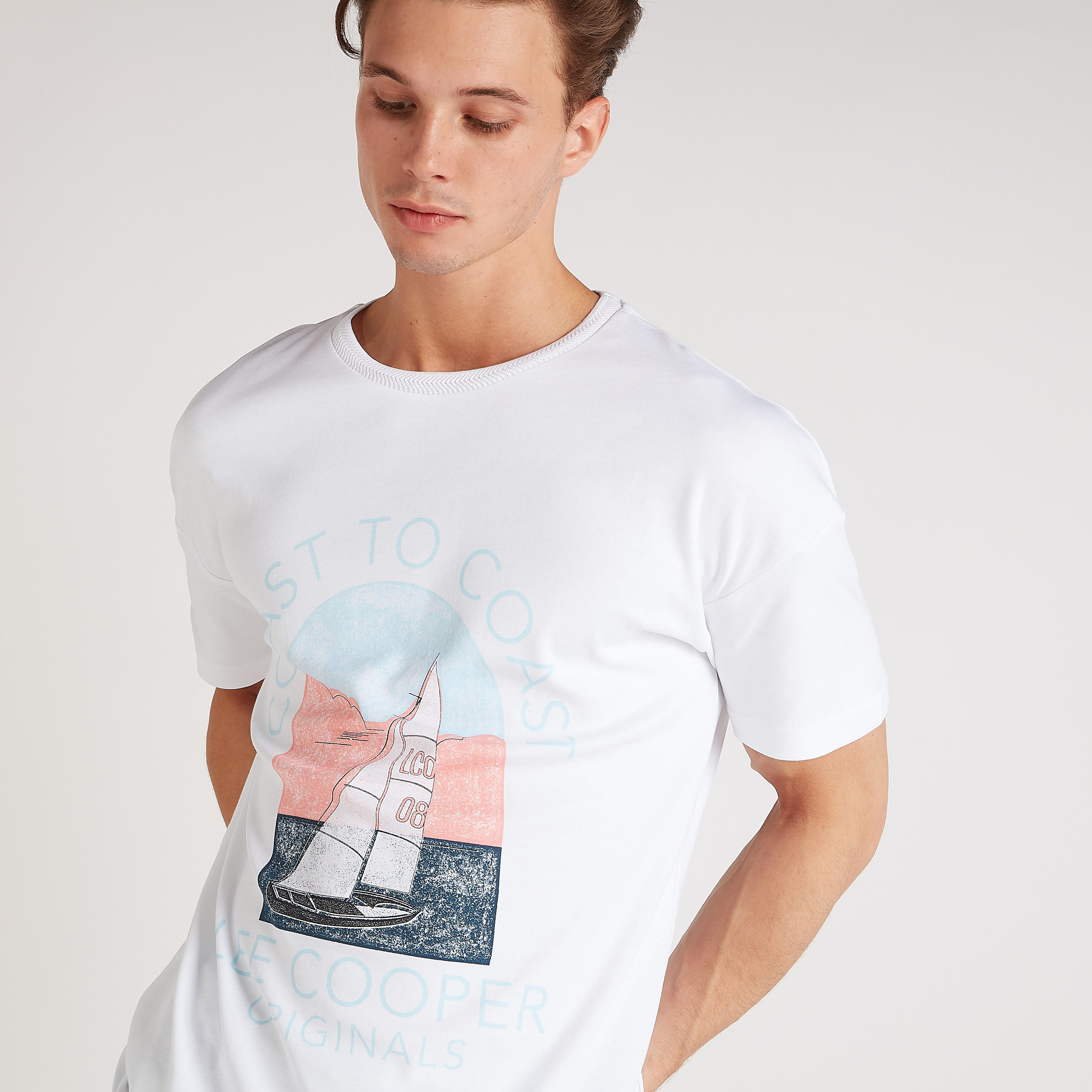 تيشيرت واسع بياقة ضيّقة وأكمام قصيرة وطبعات من لي كوبر-men-clothing-tshirtsandpolos-tshirts-image-1