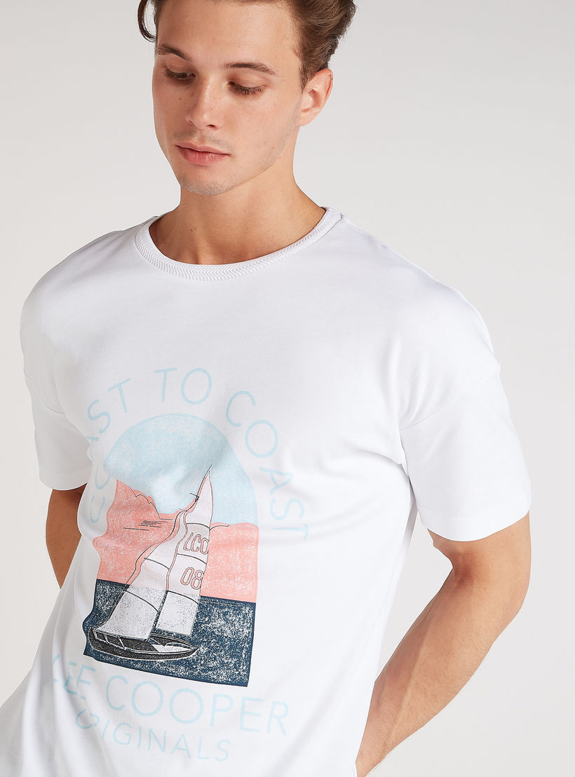تيشيرت واسع بياقة ضيّقة وأكمام قصيرة وطبعات من لي كوبر-men-clothing-tshirtsandpolos-tshirts-image-1