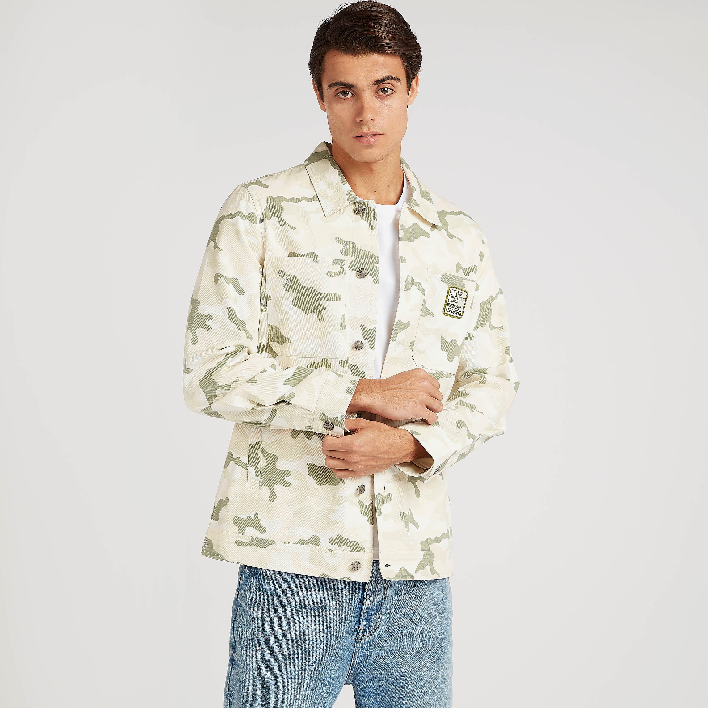 قميص بطبعات مموّهة وأكمام طويلة من لي كوبر-men-clothing-jacketsandblazers-jackets-image-4