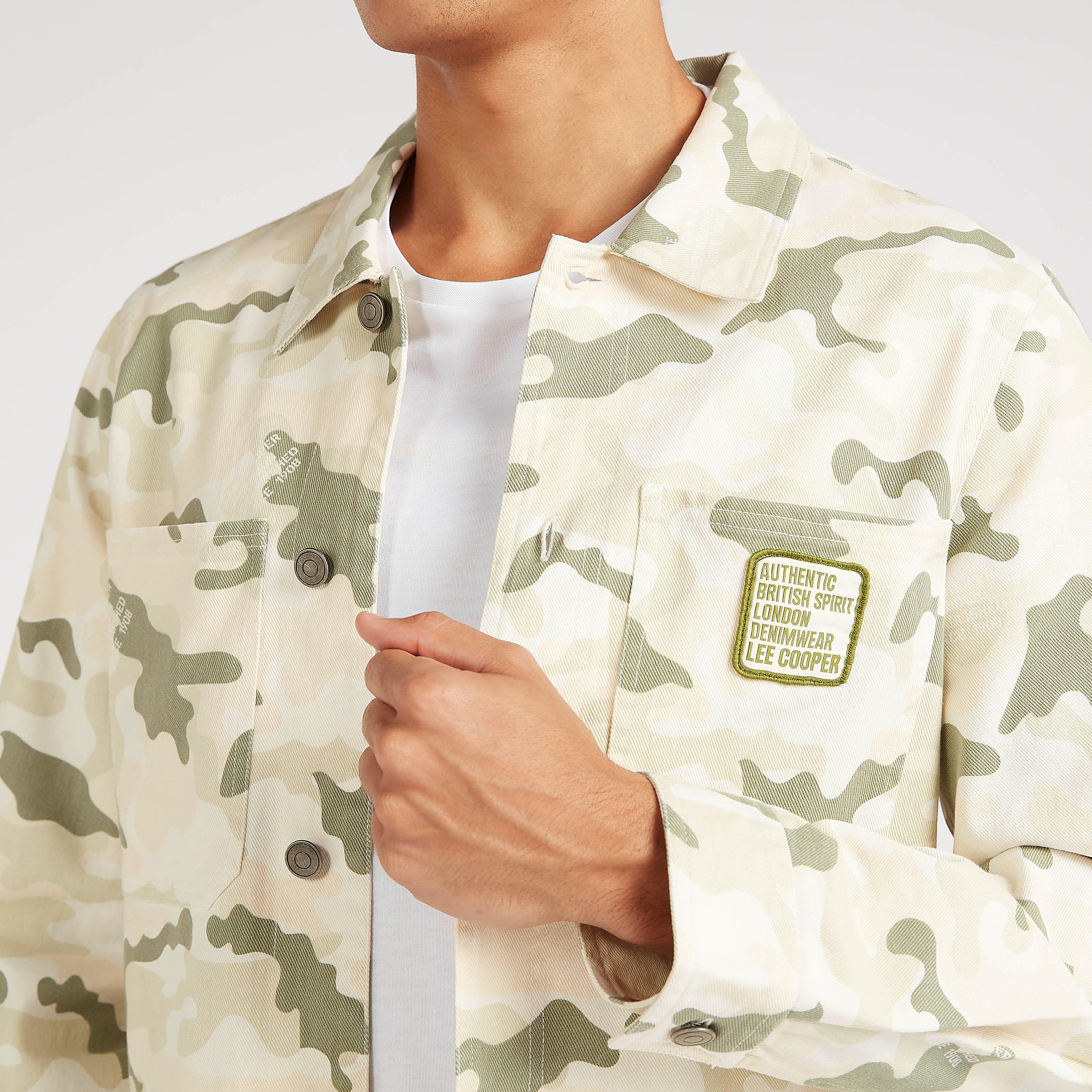 قميص بطبعات مموّهة وأكمام طويلة من لي كوبر-men-clothing-jacketsandblazers-jackets-image-2