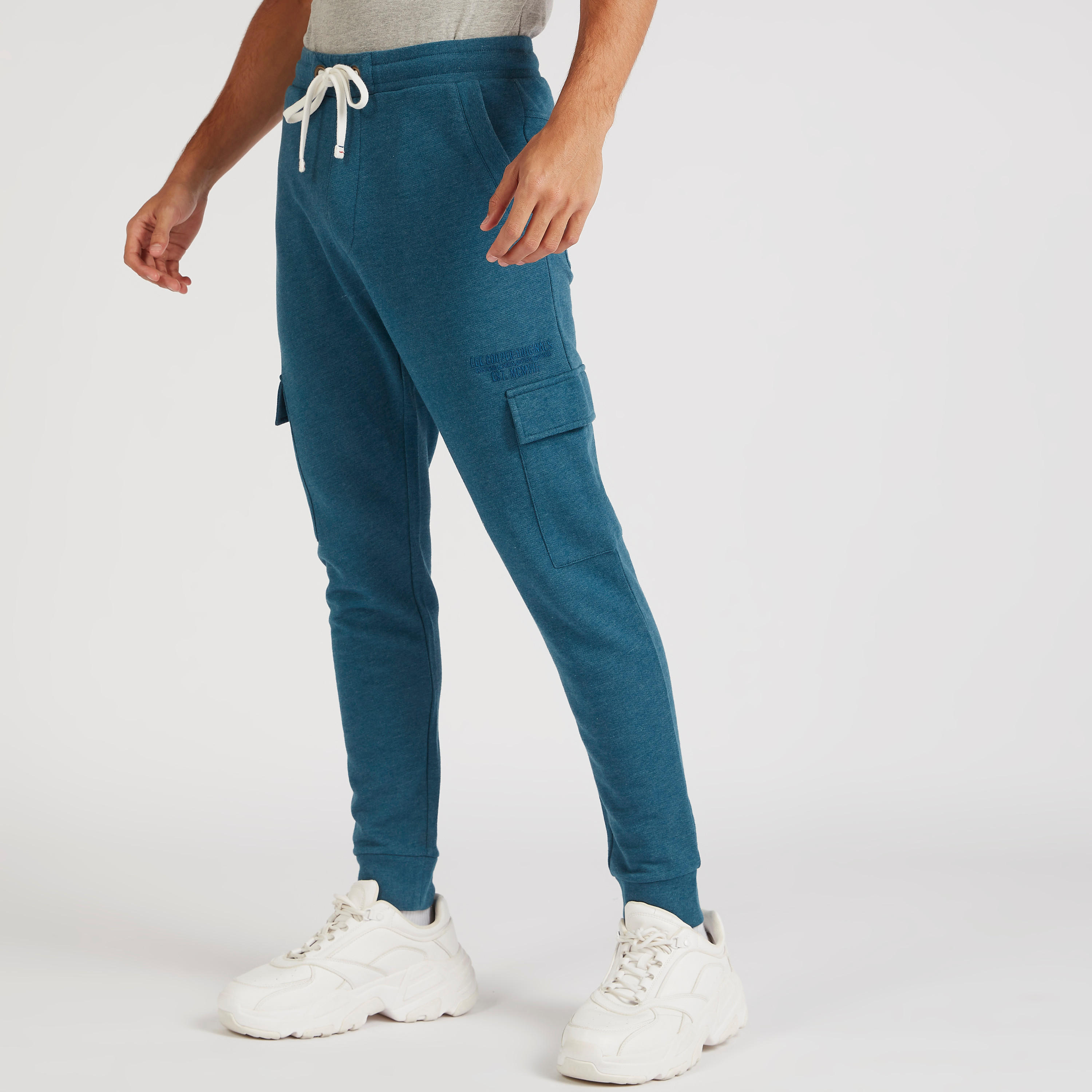 بنطلون رياضي سادة بجيوب وخصر متوسّط الارتفاع من لي كوبر-men-clothing-bottoms-joggers-image-1