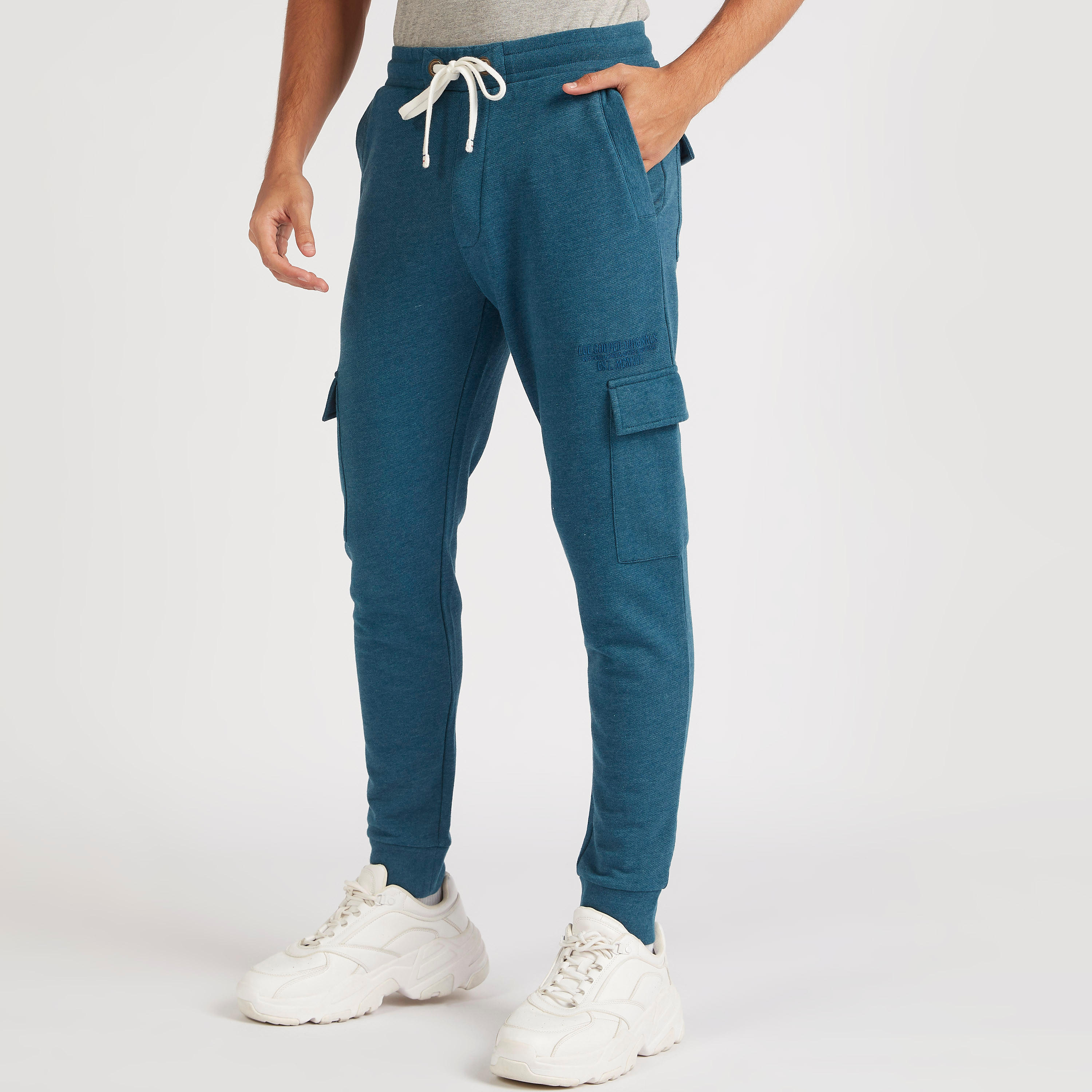 بنطلون رياضي سادة بجيوب وخصر متوسّط الارتفاع من لي كوبر-men-clothing-bottoms-joggers-image-6