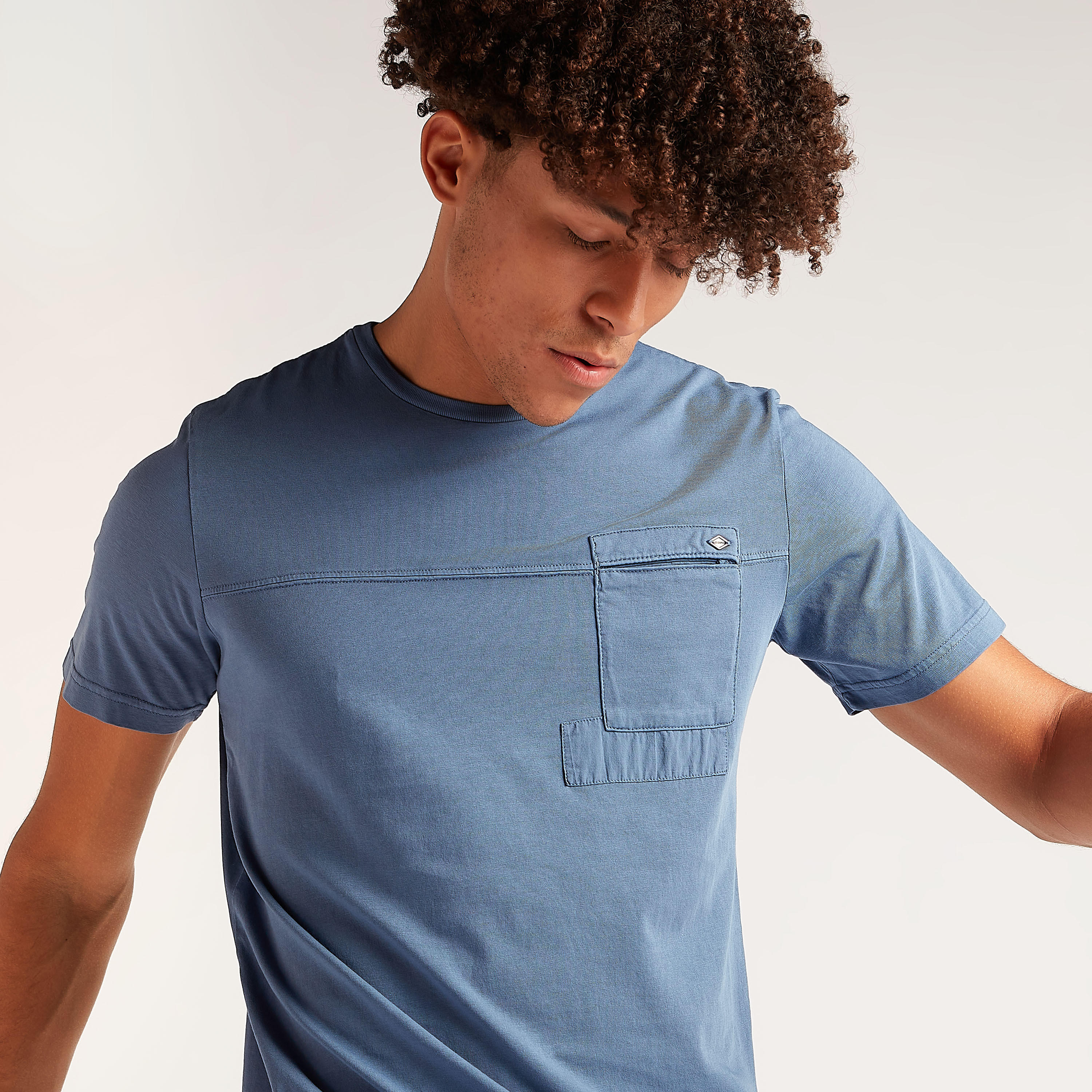 تيشيرت بياقة ضيّقة وأكمام قصيرة من لي كوبر-men-clothing-tshirtsandpolos-tshirts-image-2