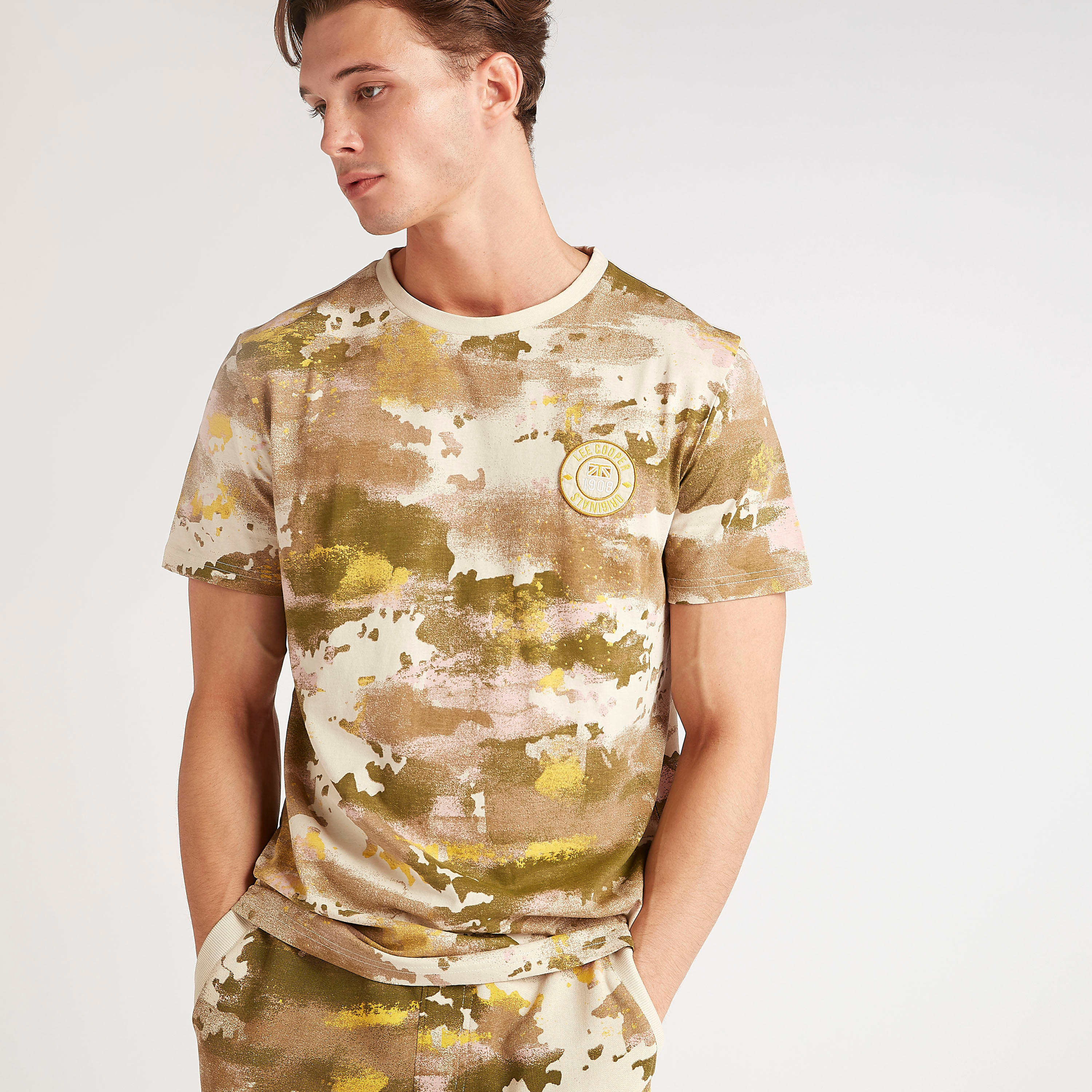 تيشيرت واسع بياقة ضيّقة وأكمام قصيرة وطبعات من لي كوبر-men-clothing-tshirtsandpolos-tshirts-image-6