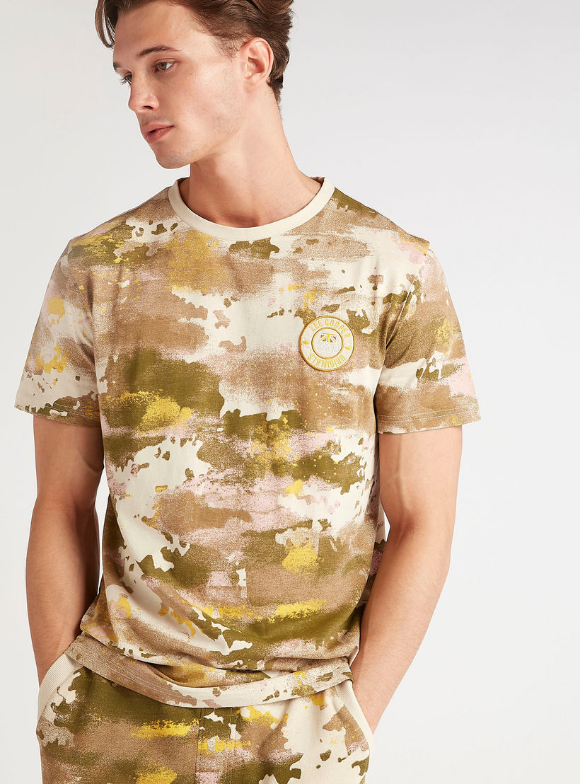تيشيرت واسع بياقة ضيّقة وأكمام قصيرة وطبعات من لي كوبر-men-clothing-tshirtsandpolos-tshirts-image-6