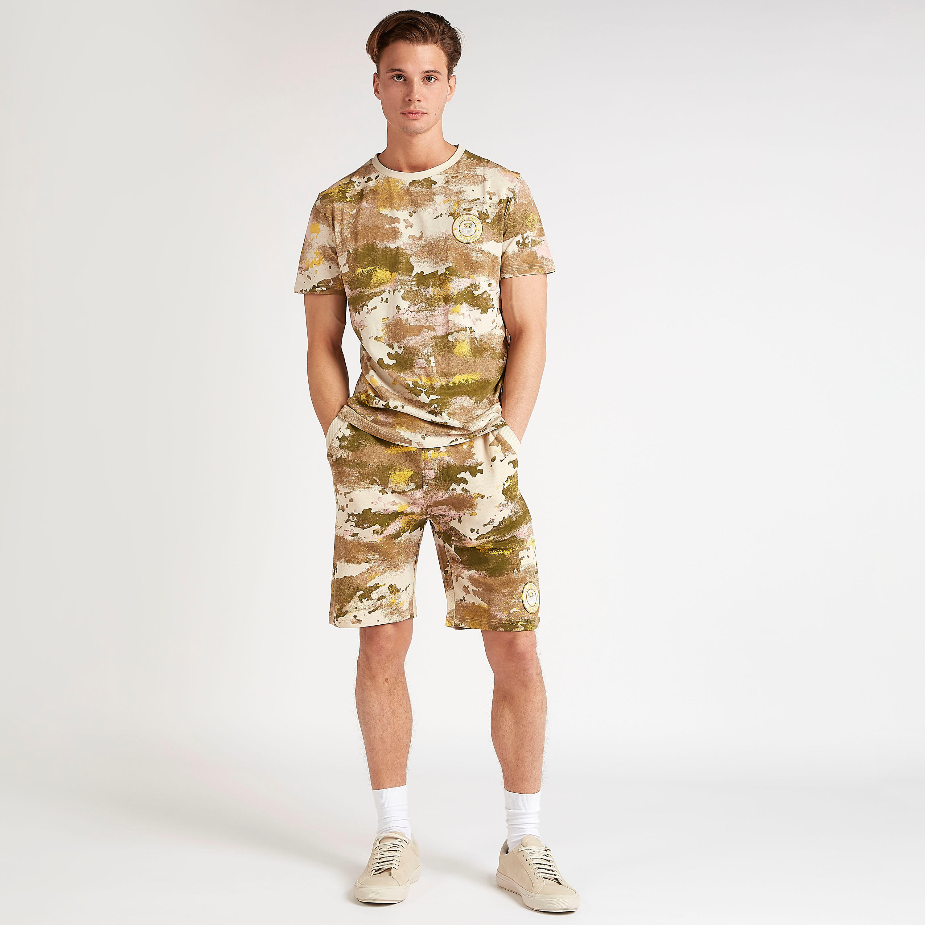 تيشيرت واسع بياقة ضيّقة وأكمام قصيرة وطبعات من لي كوبر-men-clothing-tshirtsandpolos-tshirts-image-5