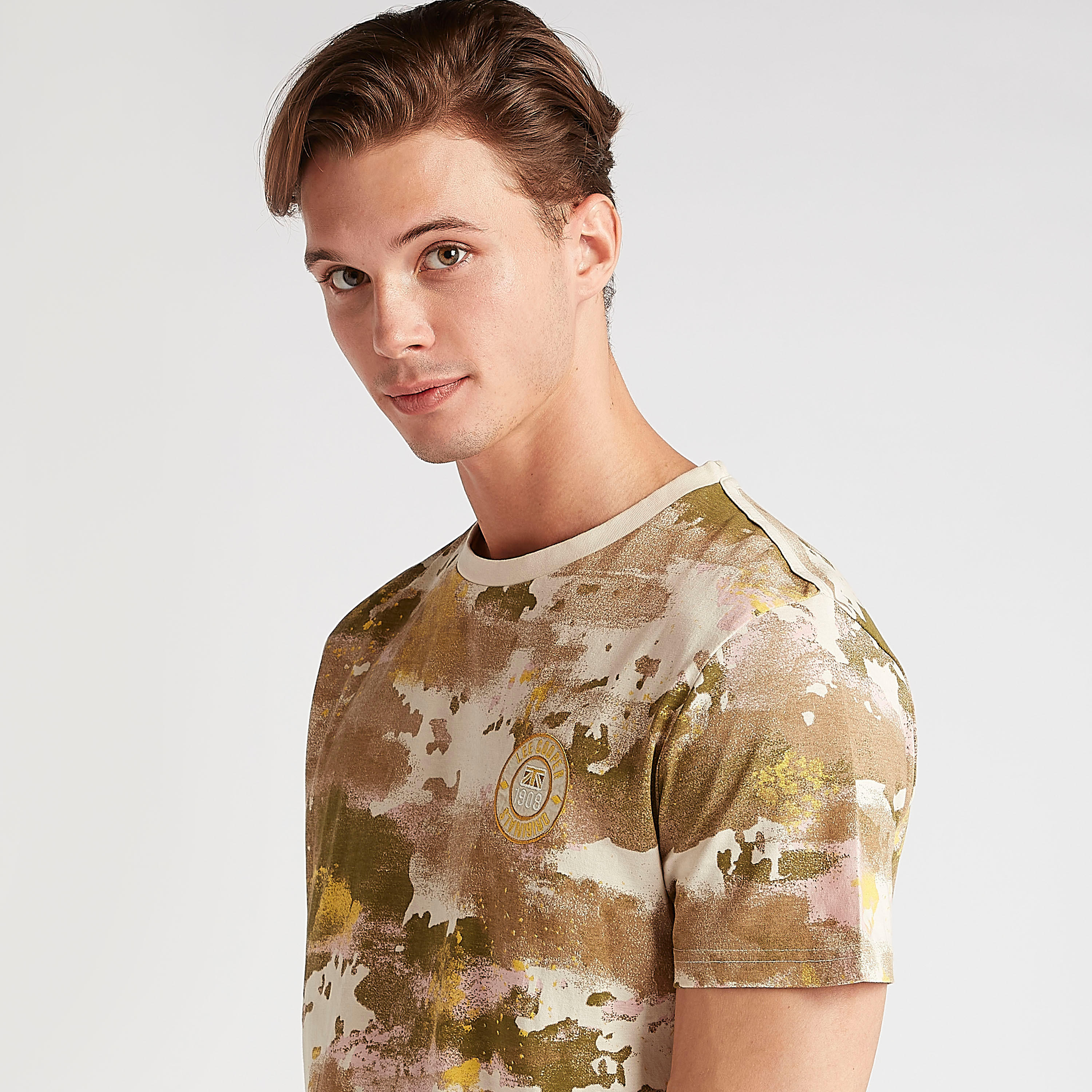 تيشيرت واسع بياقة ضيّقة وأكمام قصيرة وطبعات من لي كوبر-men-clothing-tshirtsandpolos-tshirts-image-4
