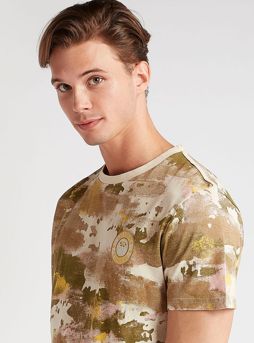 تيشيرت واسع بياقة ضيّقة وأكمام قصيرة وطبعات من لي كوبر-men-clothing-tshirtsandpolos-tshirts-image-4