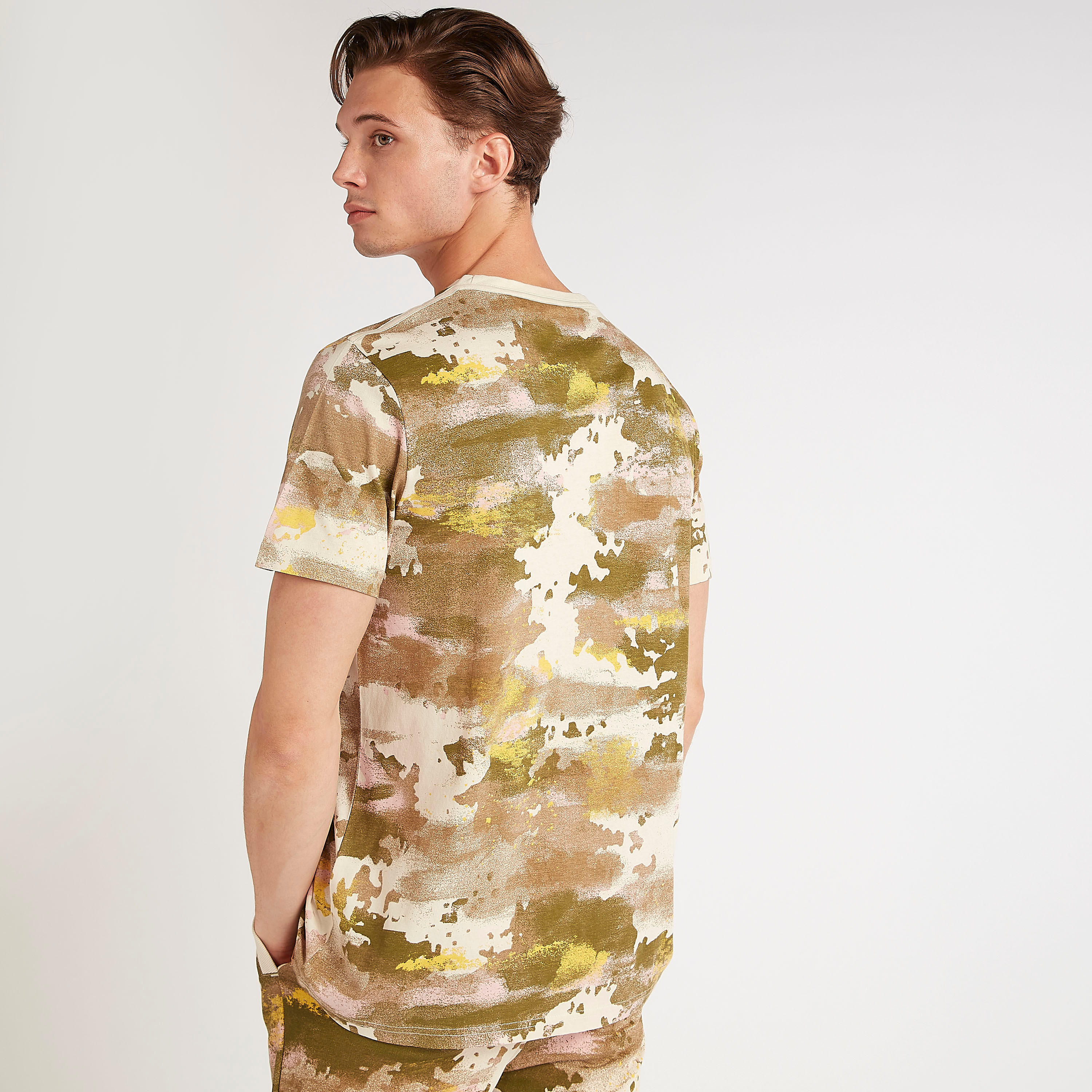 تيشيرت واسع بياقة ضيّقة وأكمام قصيرة وطبعات من لي كوبر-men-clothing-tshirtsandpolos-tshirts-image-3