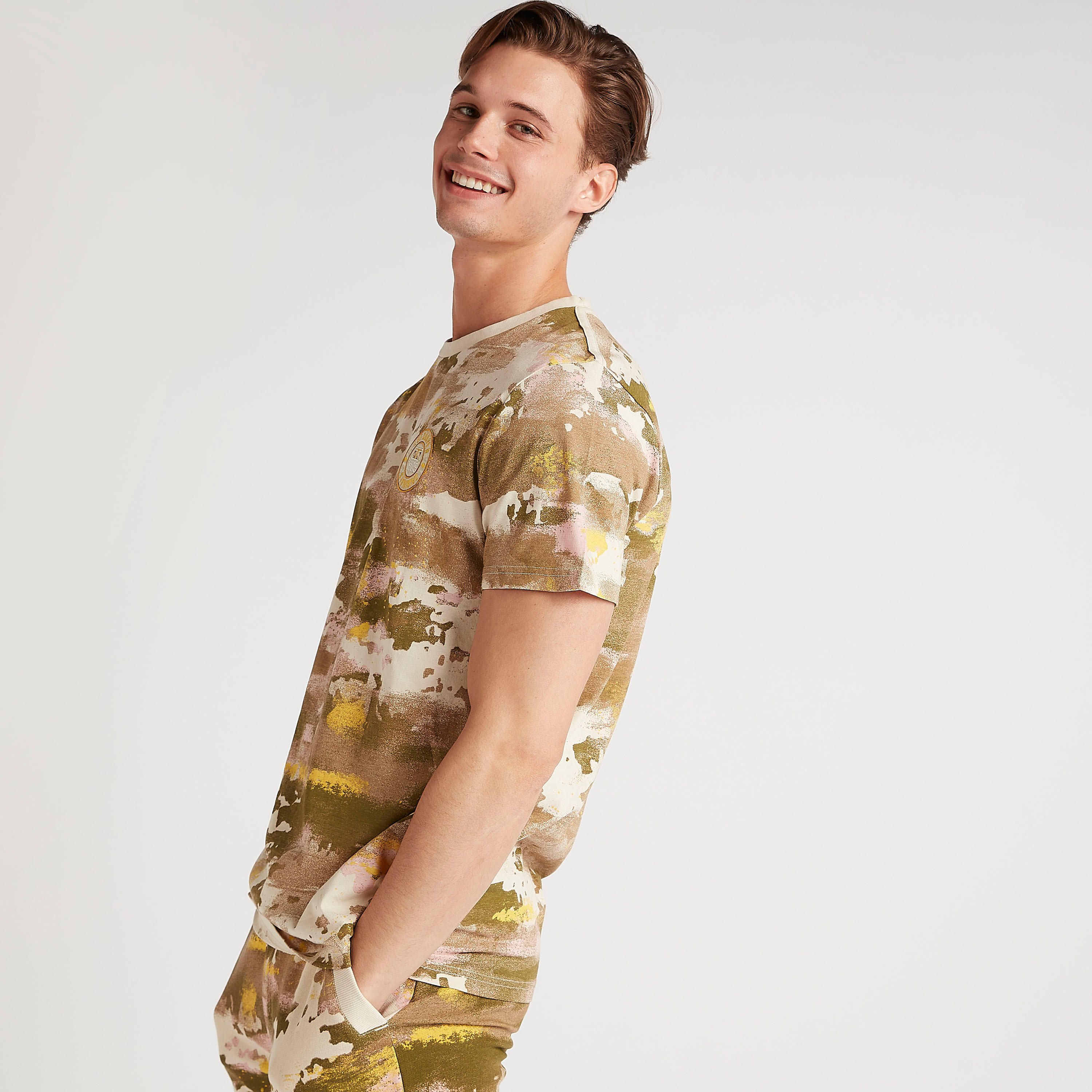 تيشيرت واسع بياقة ضيّقة وأكمام قصيرة وطبعات من لي كوبر-men-clothing-tshirtsandpolos-tshirts-image-2
