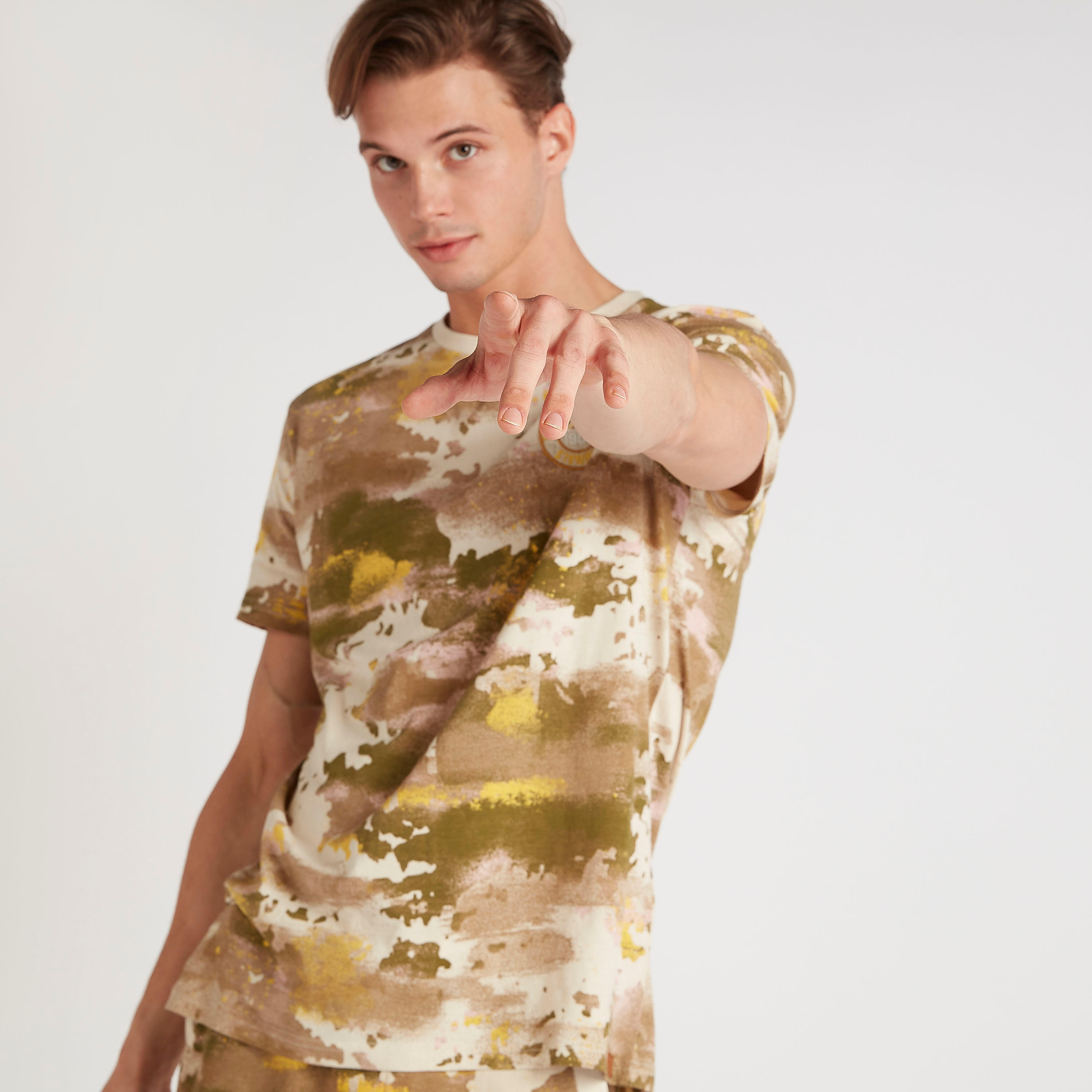تيشيرت واسع بياقة ضيّقة وأكمام قصيرة وطبعات من لي كوبر-men-clothing-tshirtsandpolos-tshirts-image-1