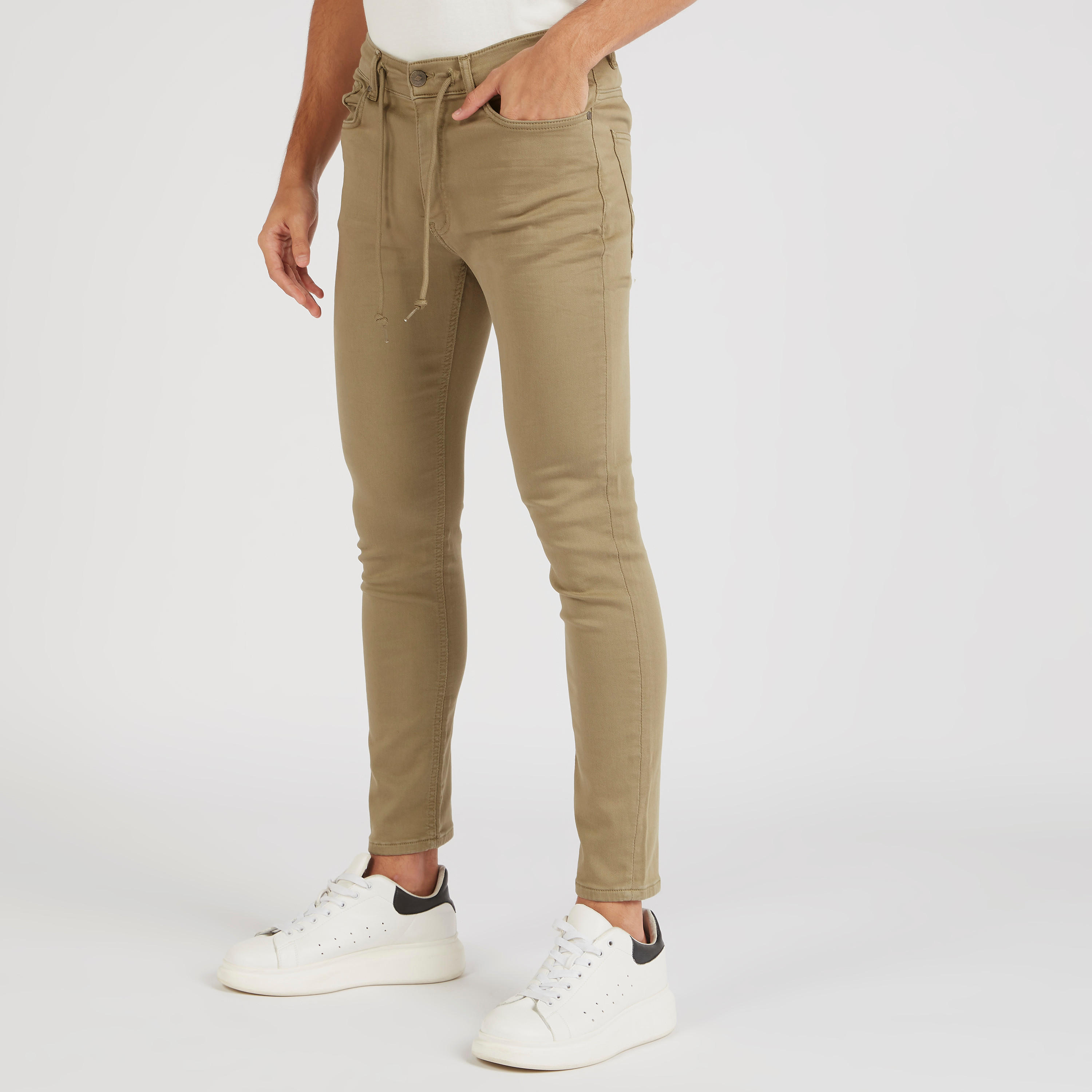 بنطلون جينز دنيم بخصر منخفض وزر إغلاق من لي كوبر-men-clothing-bottoms-jeans-image-5