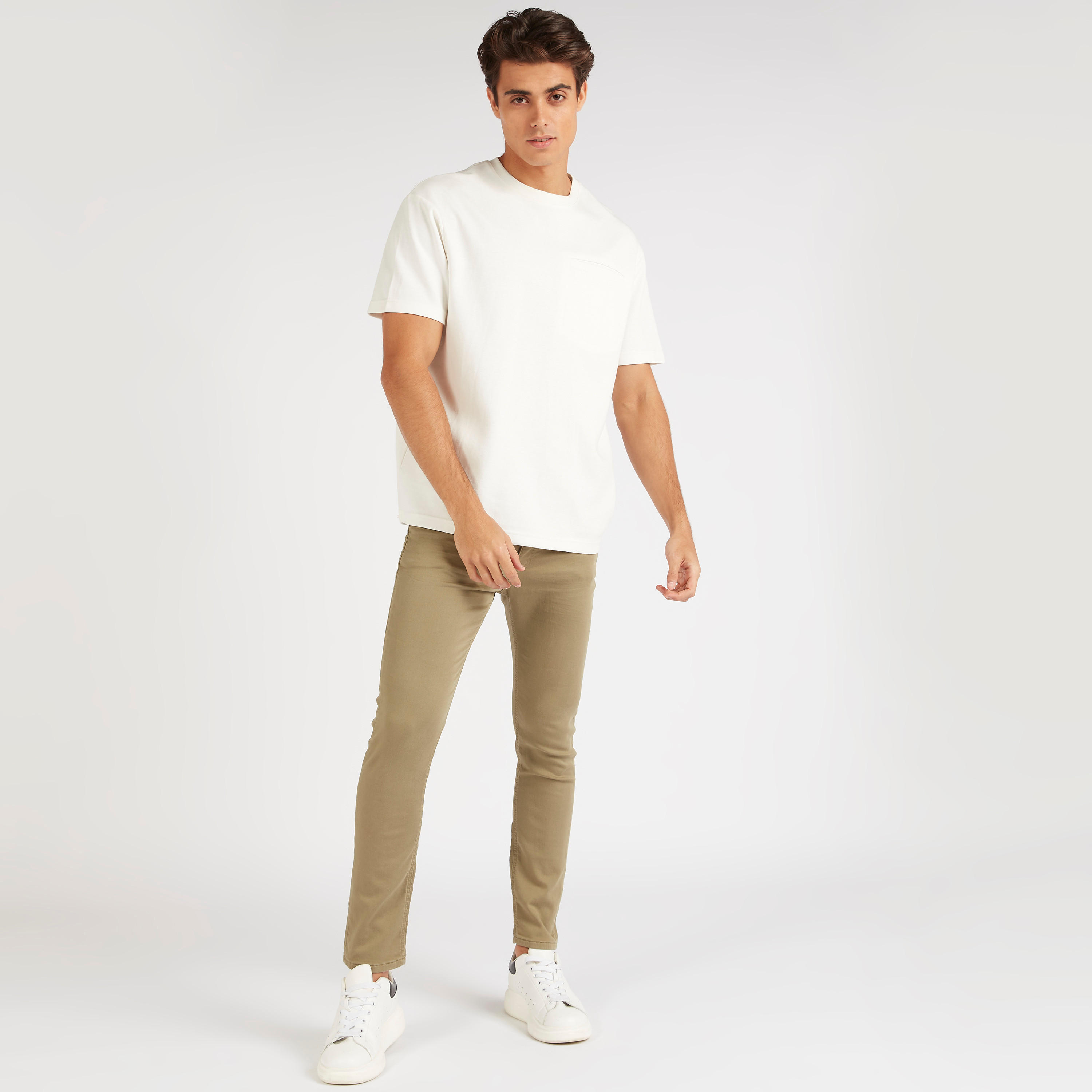 بنطلون جينز دنيم بخصر منخفض وزر إغلاق من لي كوبر-men-clothing-bottoms-jeans-image-4
