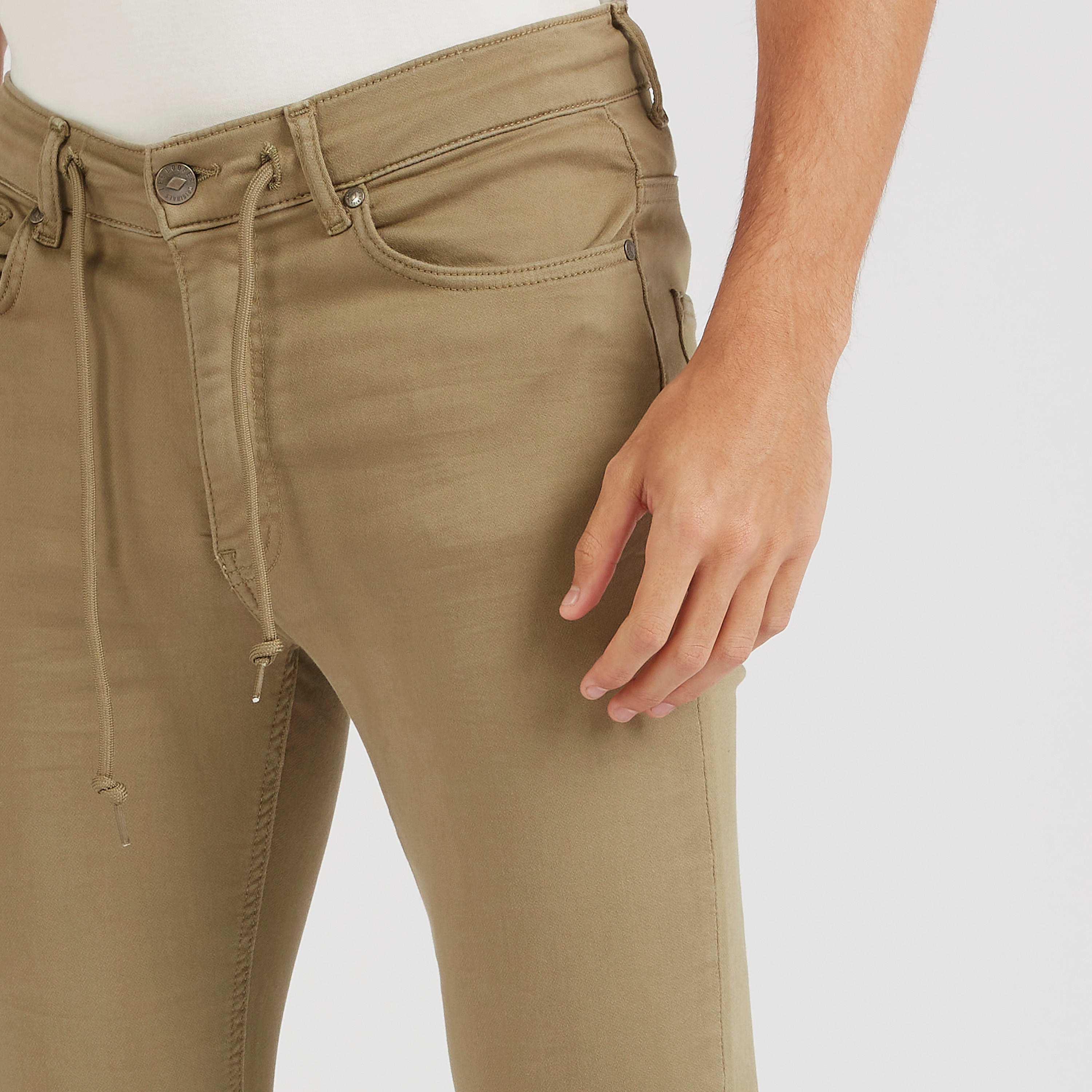بنطلون جينز دنيم بخصر منخفض وزر إغلاق من لي كوبر-men-clothing-bottoms-jeans-image-3