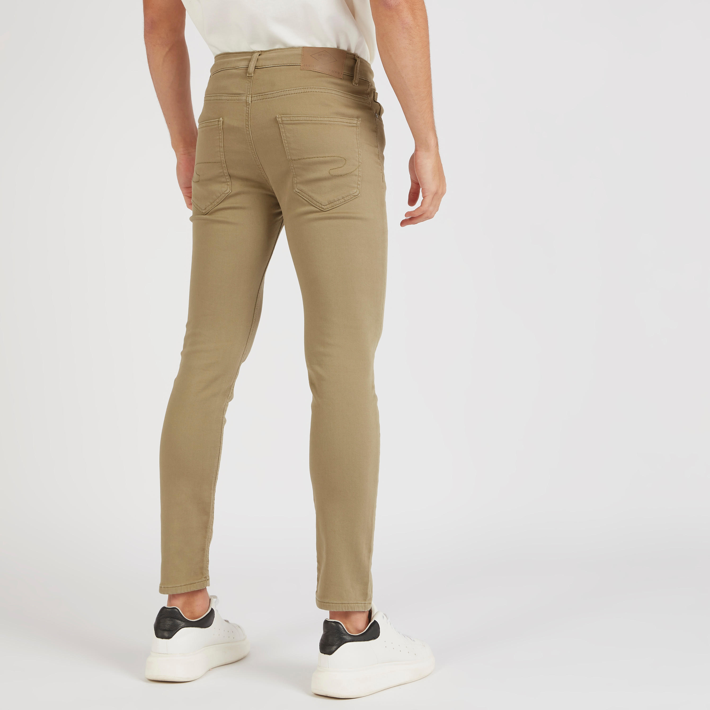 بنطلون جينز دنيم بخصر منخفض وزر إغلاق من لي كوبر-men-clothing-bottoms-jeans-image-2
