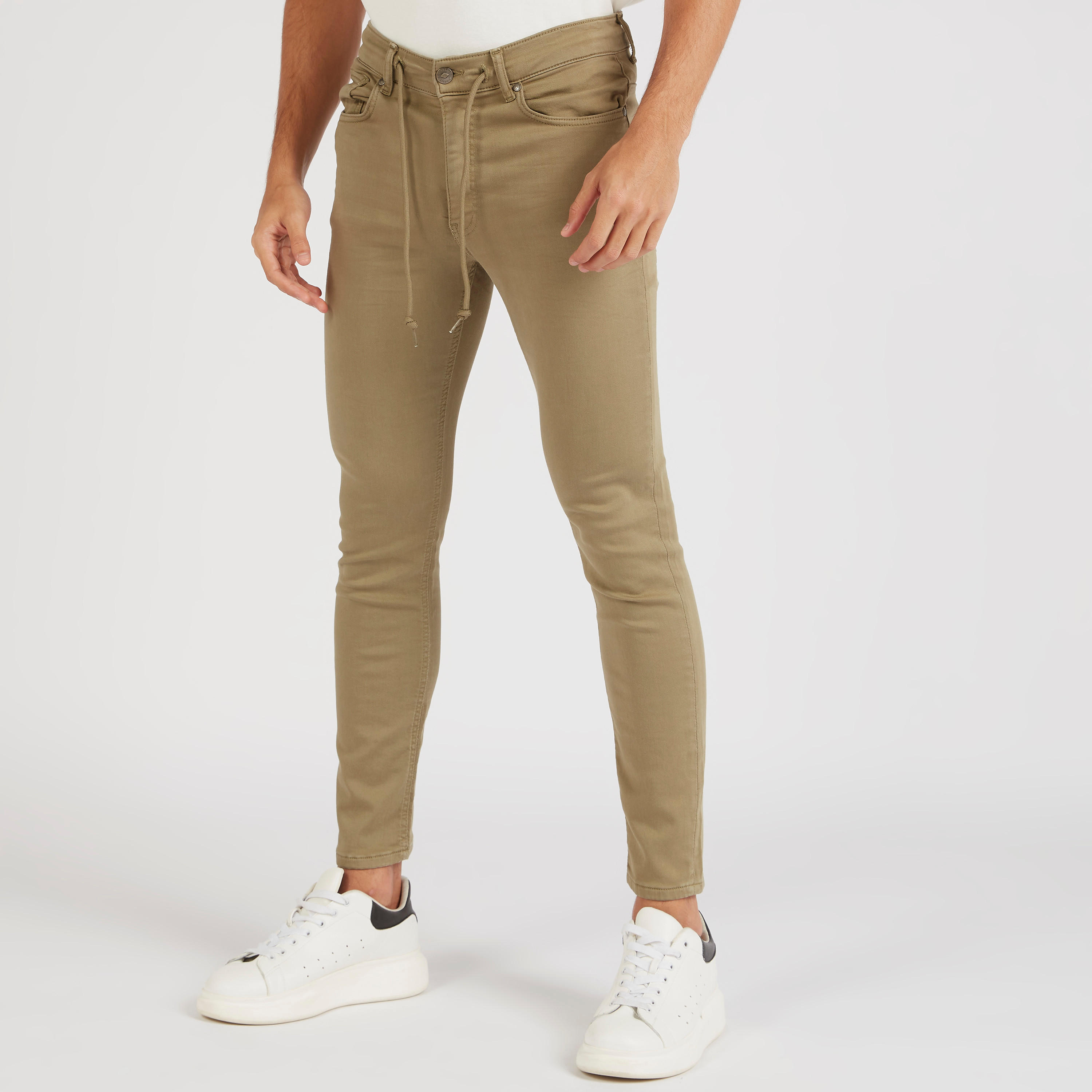 بنطلون جينز دنيم بخصر منخفض وزر إغلاق من لي كوبر-men-clothing-bottoms-jeans-image-1