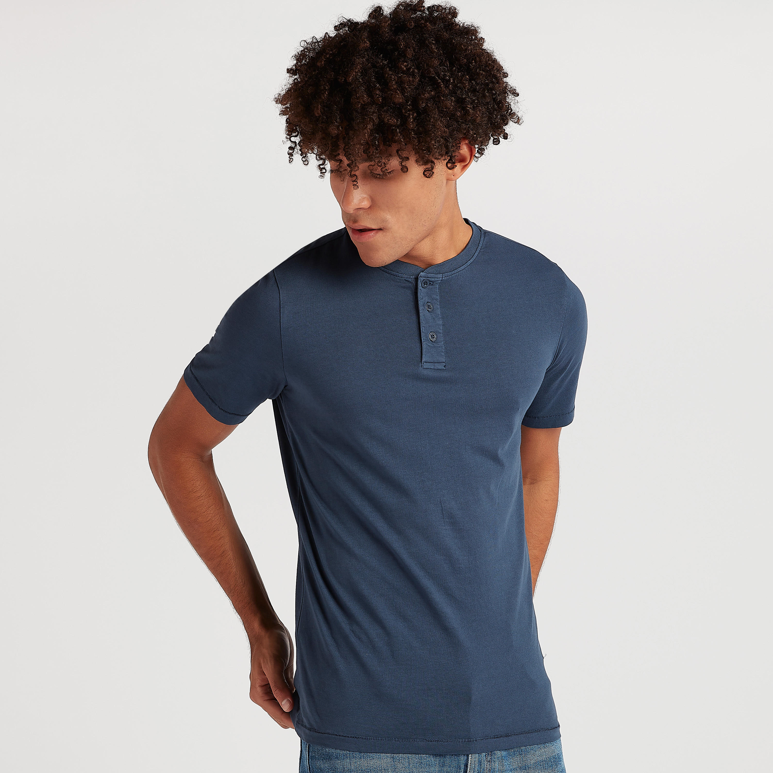 تيشيرت سادة بياقة هينلي وأكمام قصيرة من لي كوبر-men-clothing-tshirtsandpolos-tshirts-image-1