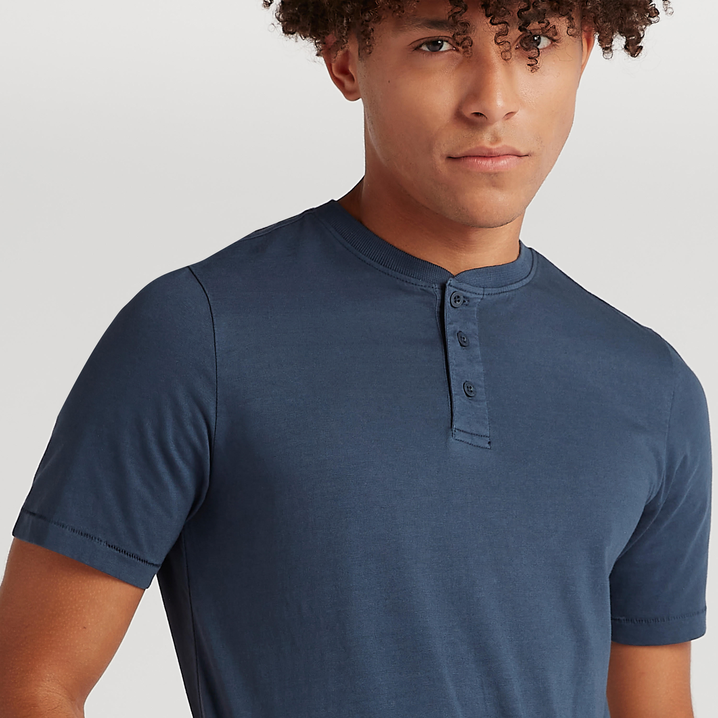 تيشيرت سادة بياقة هينلي وأكمام قصيرة من لي كوبر-men-clothing-tshirtsandpolos-tshirts-image-3