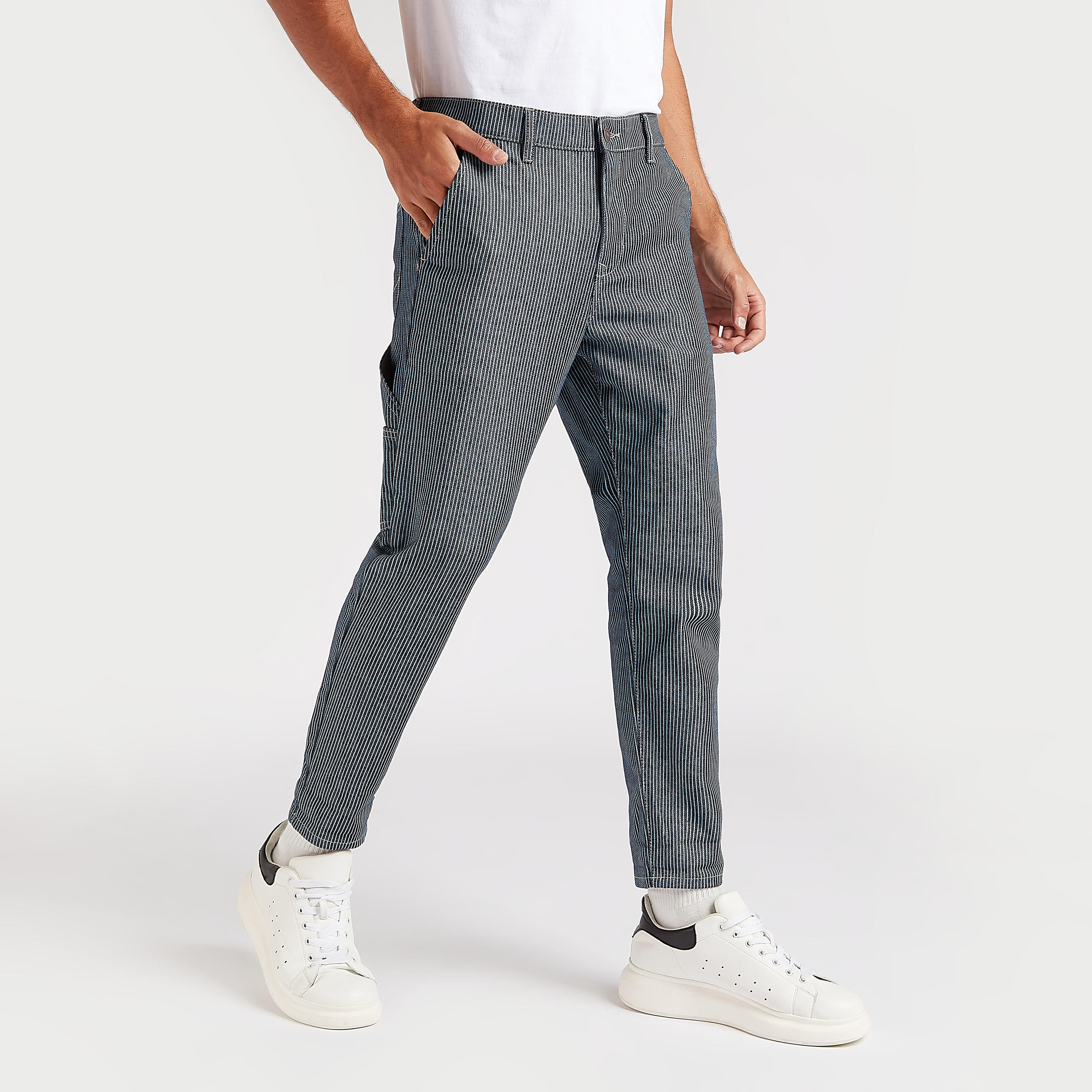 بنطلون جينز دنيم مخطط بقصّة جزرة بخصر متوسّط الارتفاع من لي كوبر-men-clothing-bottoms-jeans-image-1