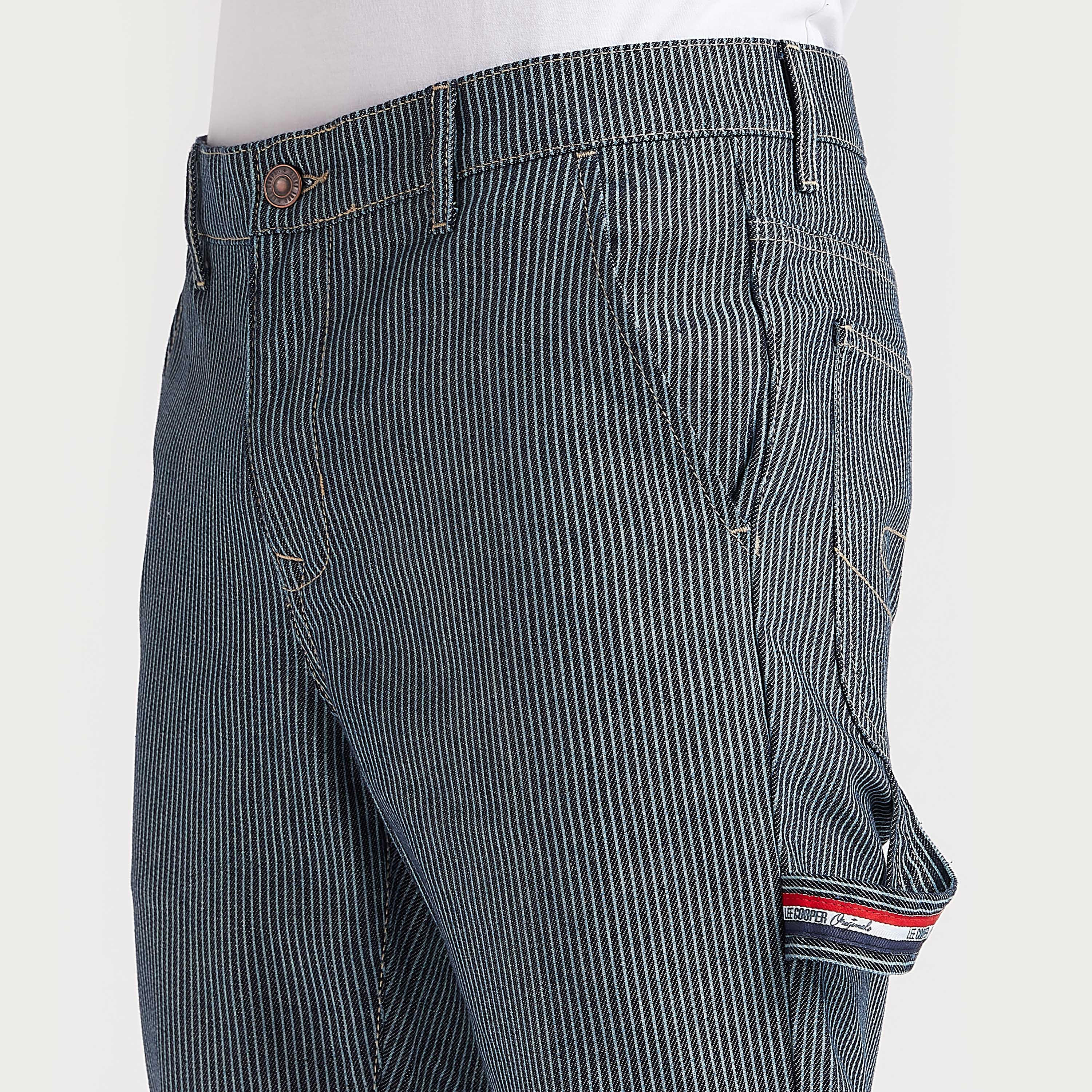 بنطلون جينز دنيم مخطط بقصّة جزرة بخصر متوسّط الارتفاع من لي كوبر-men-clothing-bottoms-jeans-image-3