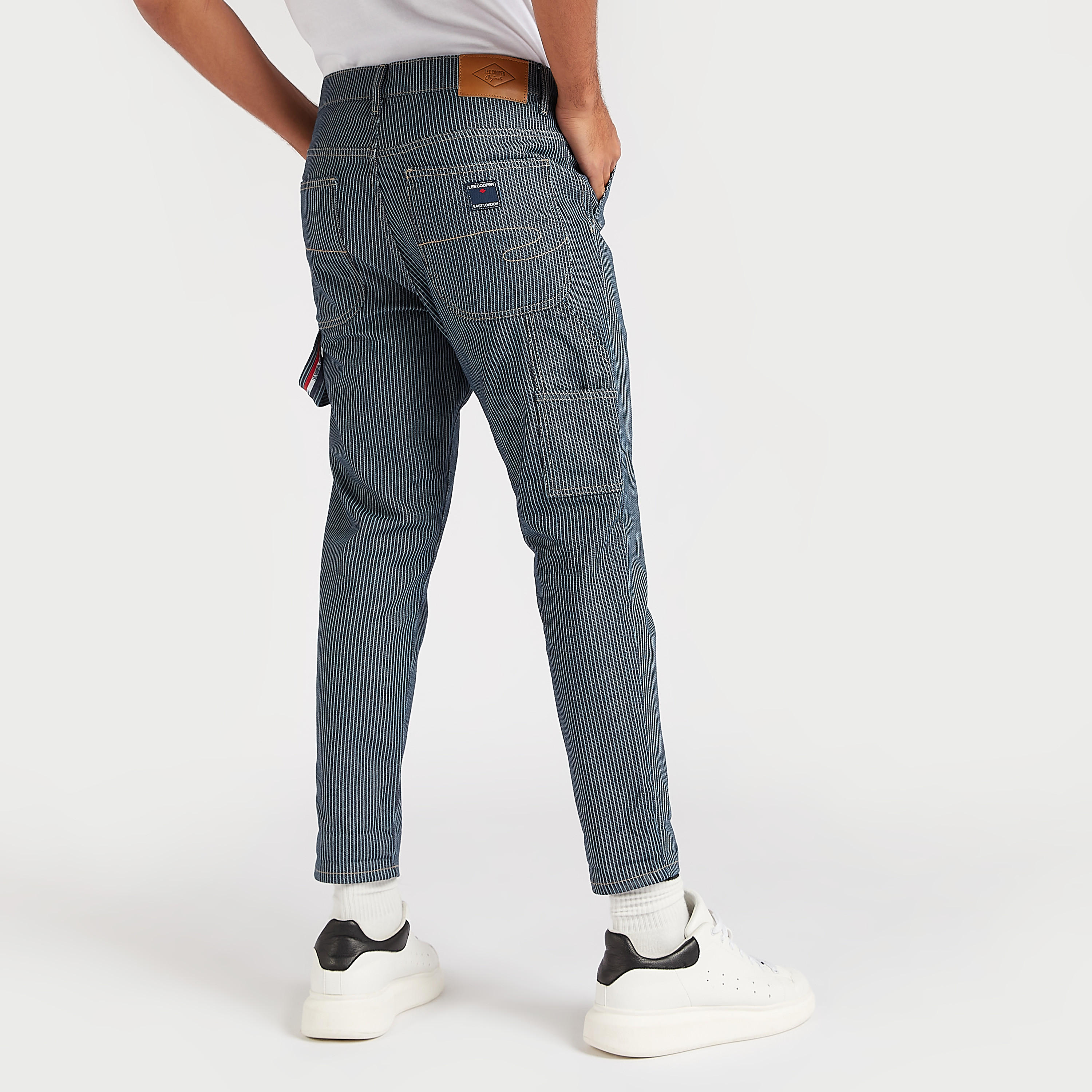 بنطلون جينز دنيم مخطط بقصّة جزرة بخصر متوسّط الارتفاع من لي كوبر-men-clothing-bottoms-jeans-image-4