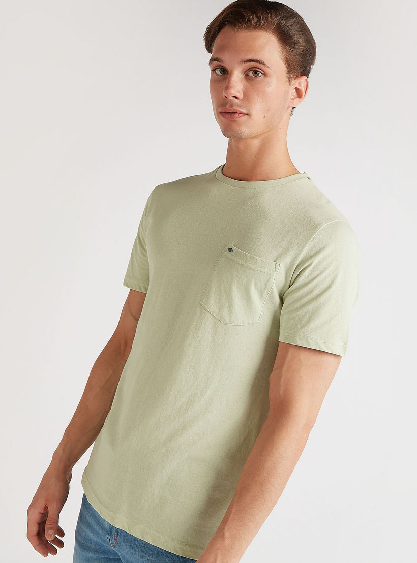 تيشيرت سادة بياقة ضيّقة وجيب على الصدر من لي كوبر-men-clothing-tshirtsandpolos-tshirts-image-5