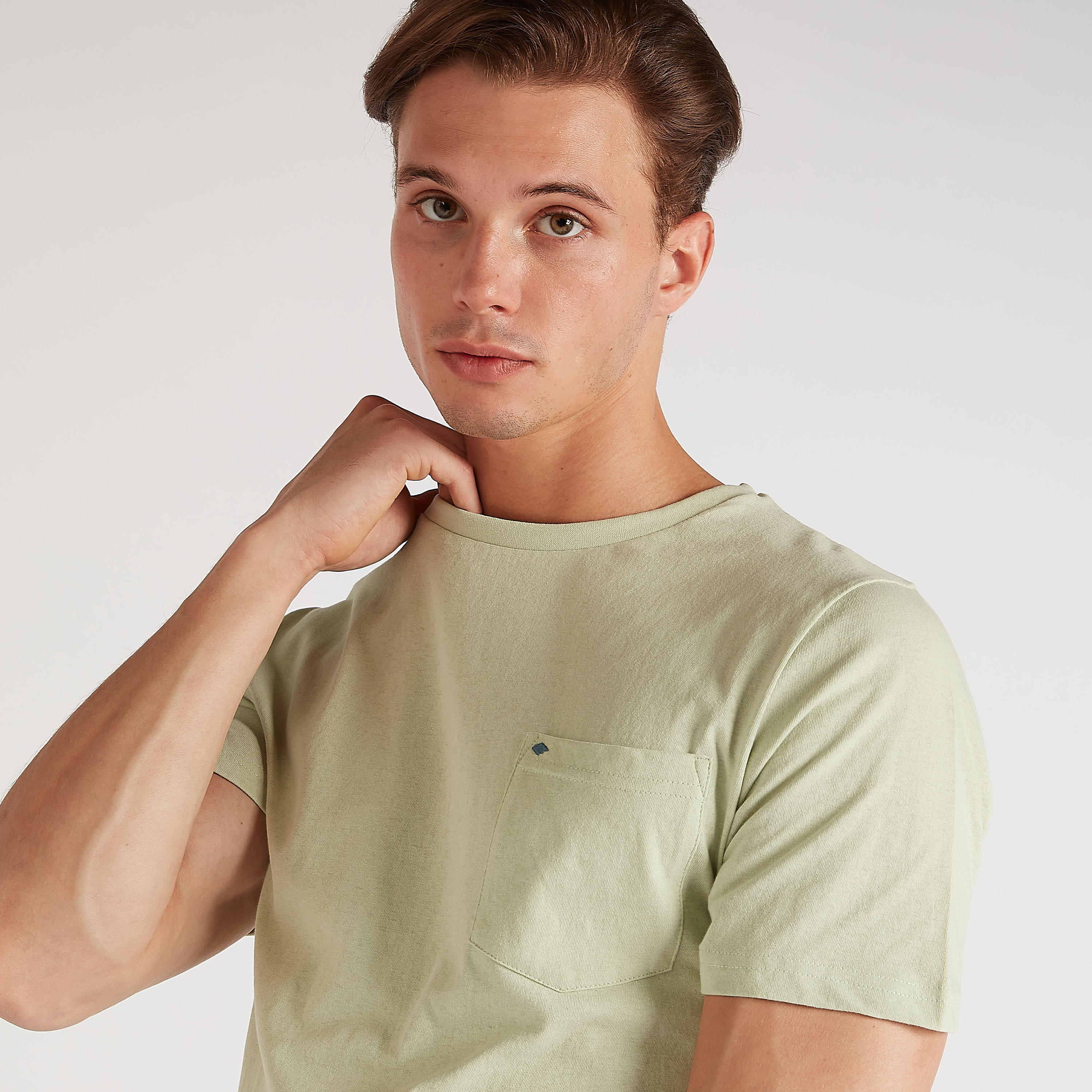 تيشيرت سادة بياقة ضيّقة وجيب على الصدر من لي كوبر-men-clothing-tshirtsandpolos-tshirts-image-3