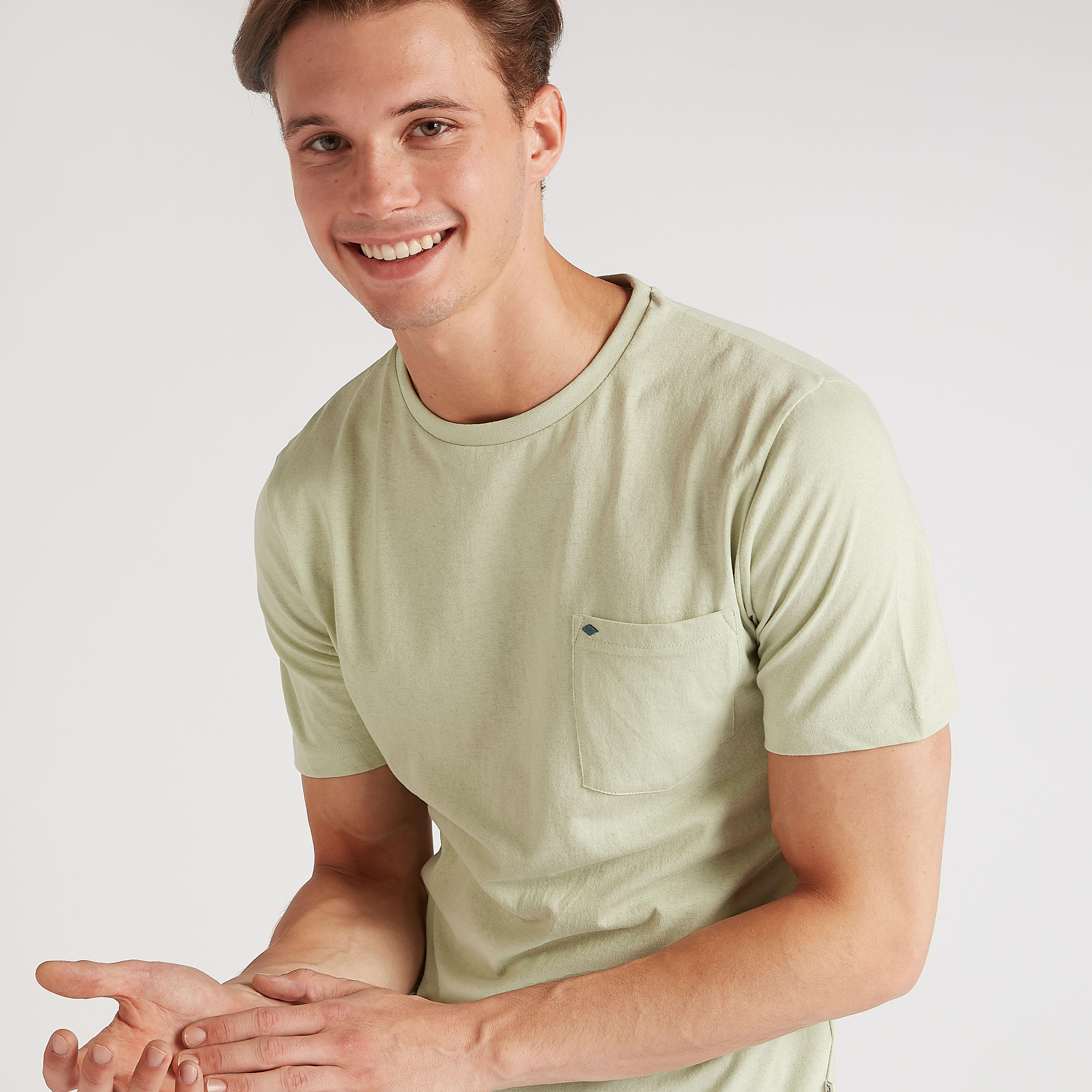تيشيرت سادة بياقة ضيّقة وجيب على الصدر من لي كوبر-men-clothing-tshirtsandpolos-tshirts-image-2