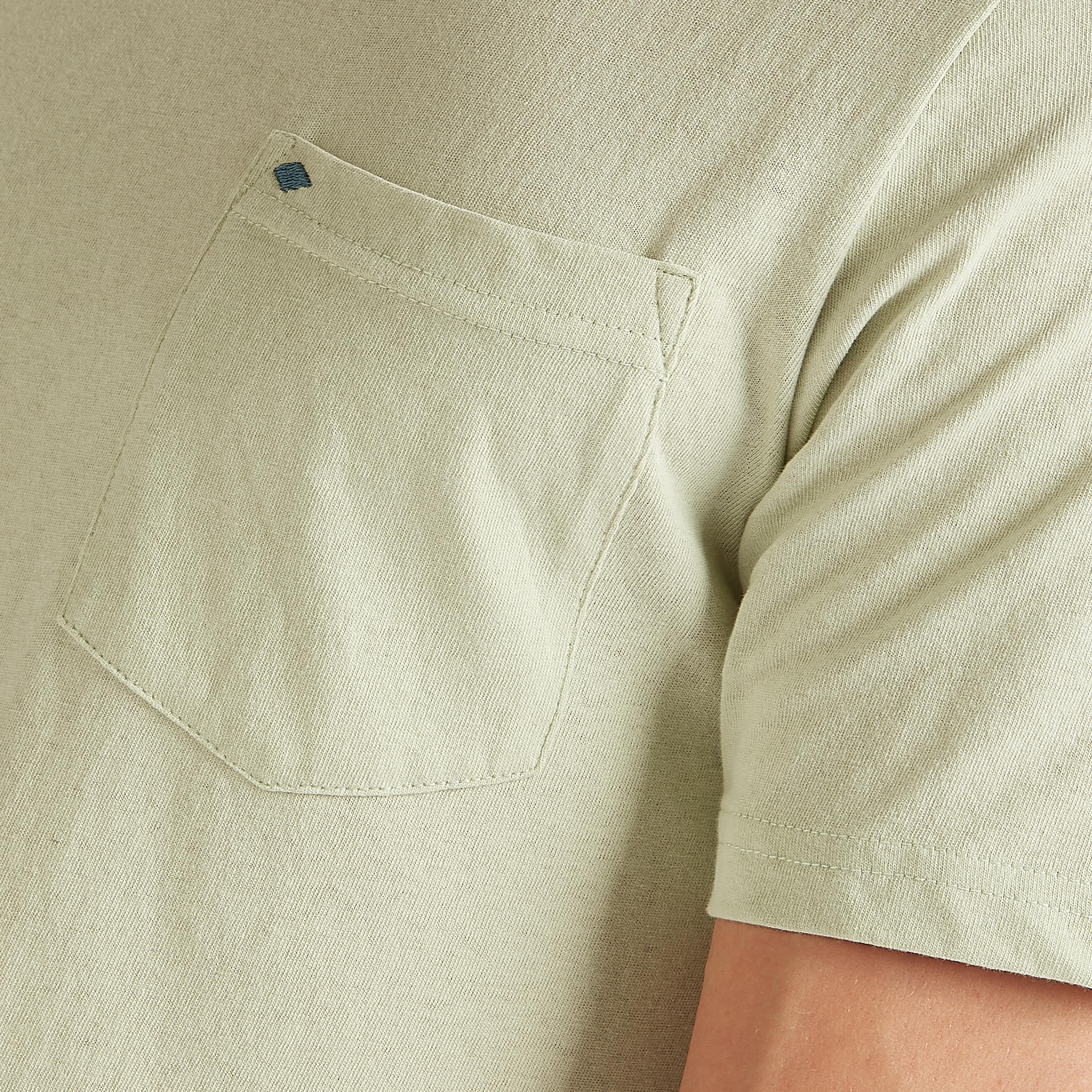 تيشيرت سادة بياقة ضيّقة وجيب على الصدر من لي كوبر-men-clothing-tshirtsandpolos-tshirts-image-1