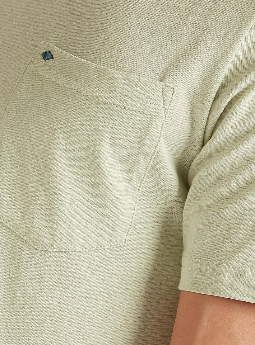 تيشيرت سادة بياقة ضيّقة وجيب على الصدر من لي كوبر-men-clothing-tshirtsandpolos-tshirts-image-1