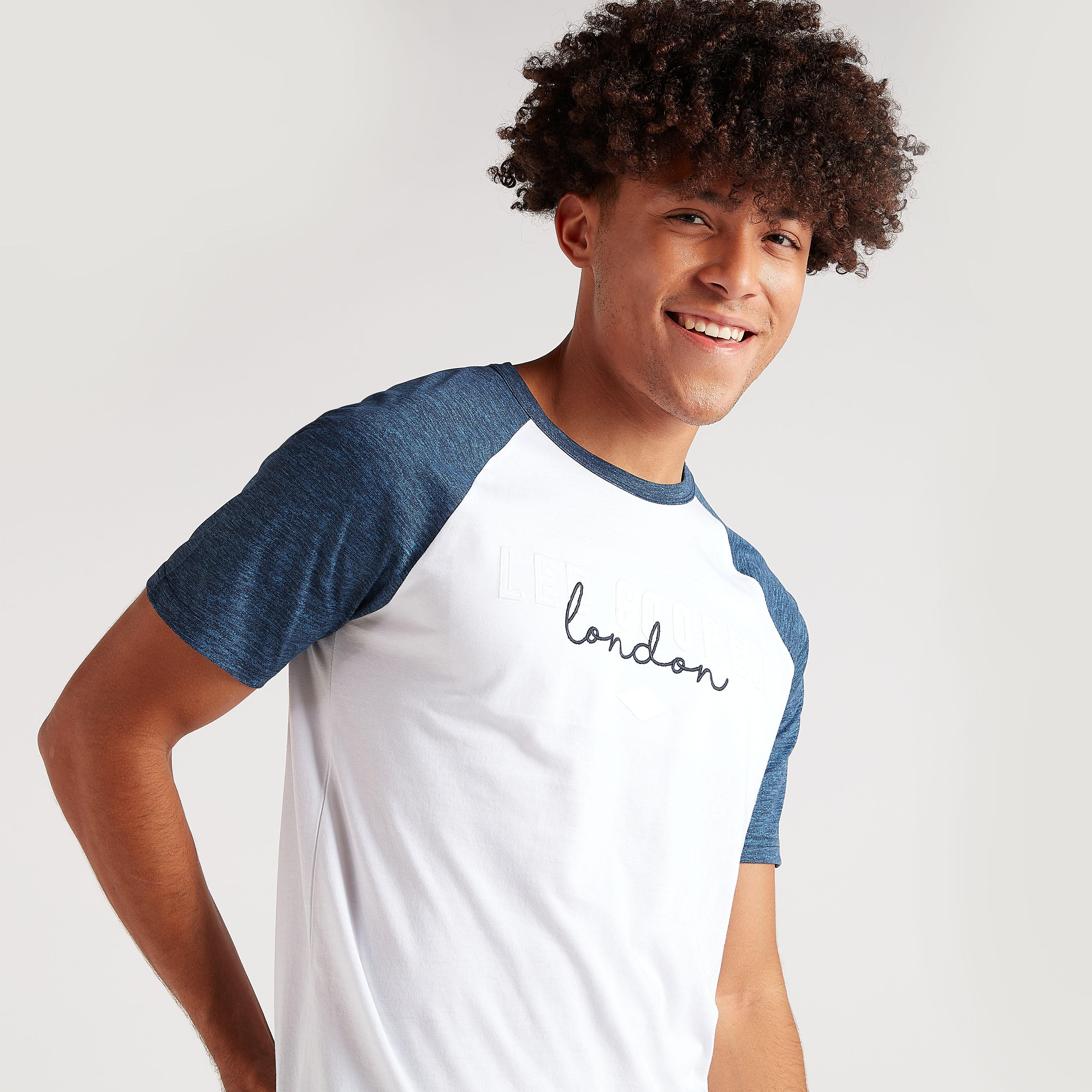 تيشيرت بأكمام مغايرة وطبعات من لي كوبر-men-clothing-tshirtsandpolos-tshirts-image-1