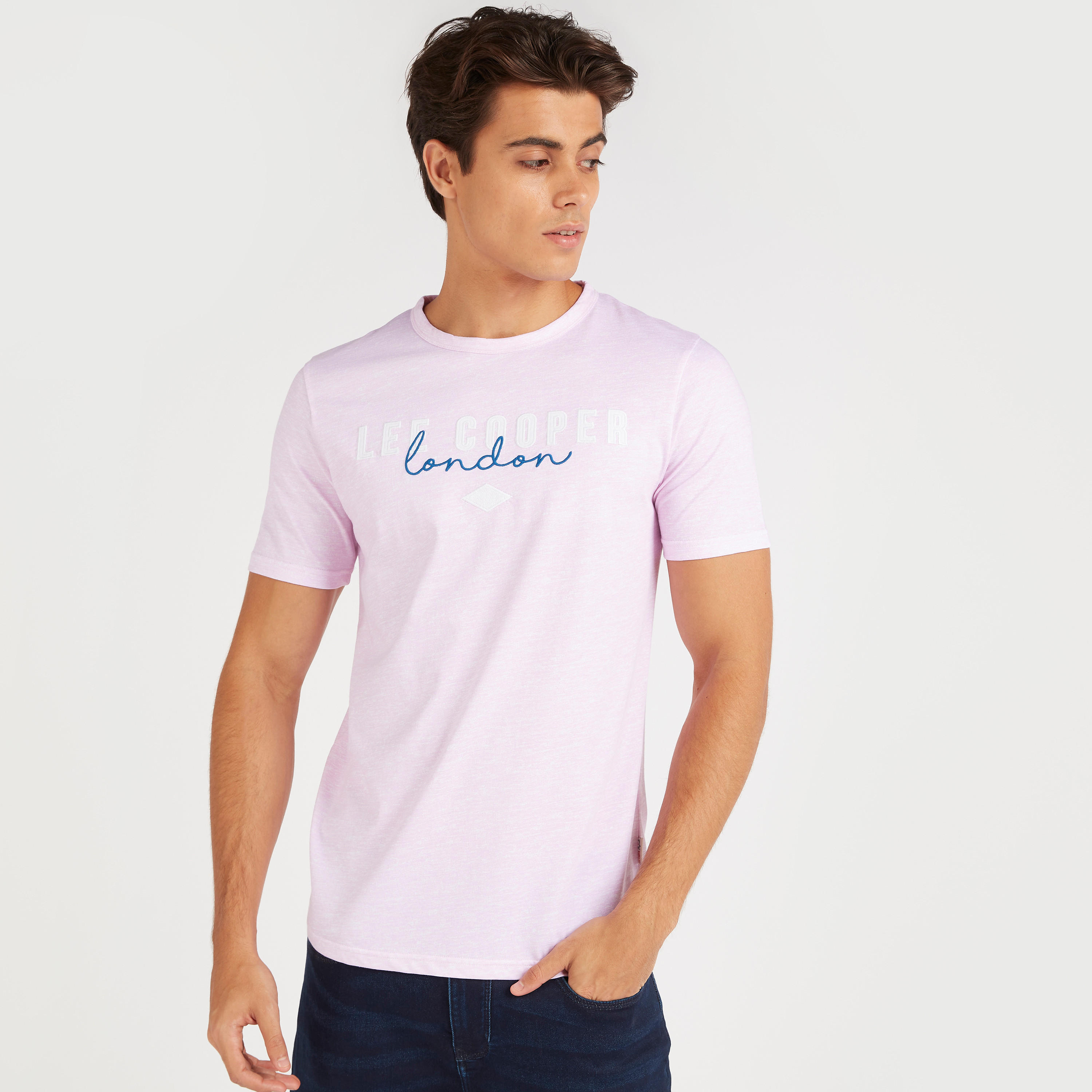 تيشيرت بياقة ضيّقة وأكمام قصيرة وطبعات من لي كوبر-men-clothing-tshirtsandpolos-tshirts-image-4