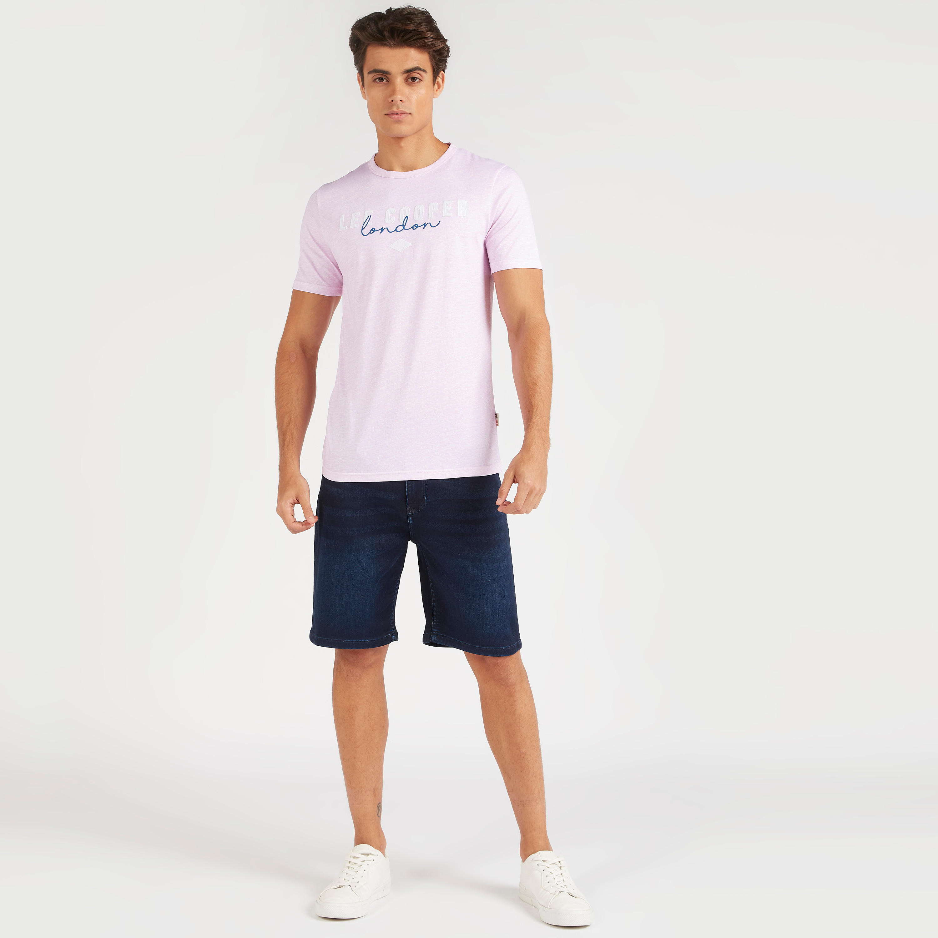 تيشيرت بياقة ضيّقة وأكمام قصيرة وطبعات من لي كوبر-men-clothing-tshirtsandpolos-tshirts-image-3