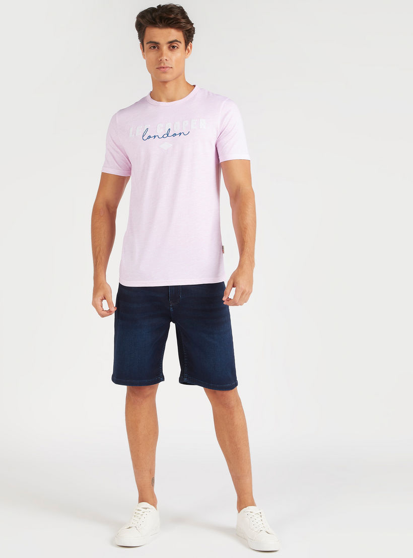 تيشيرت بياقة ضيّقة وأكمام قصيرة وطبعات من لي كوبر-men-clothing-tshirtsandpolos-tshirts-image-3
