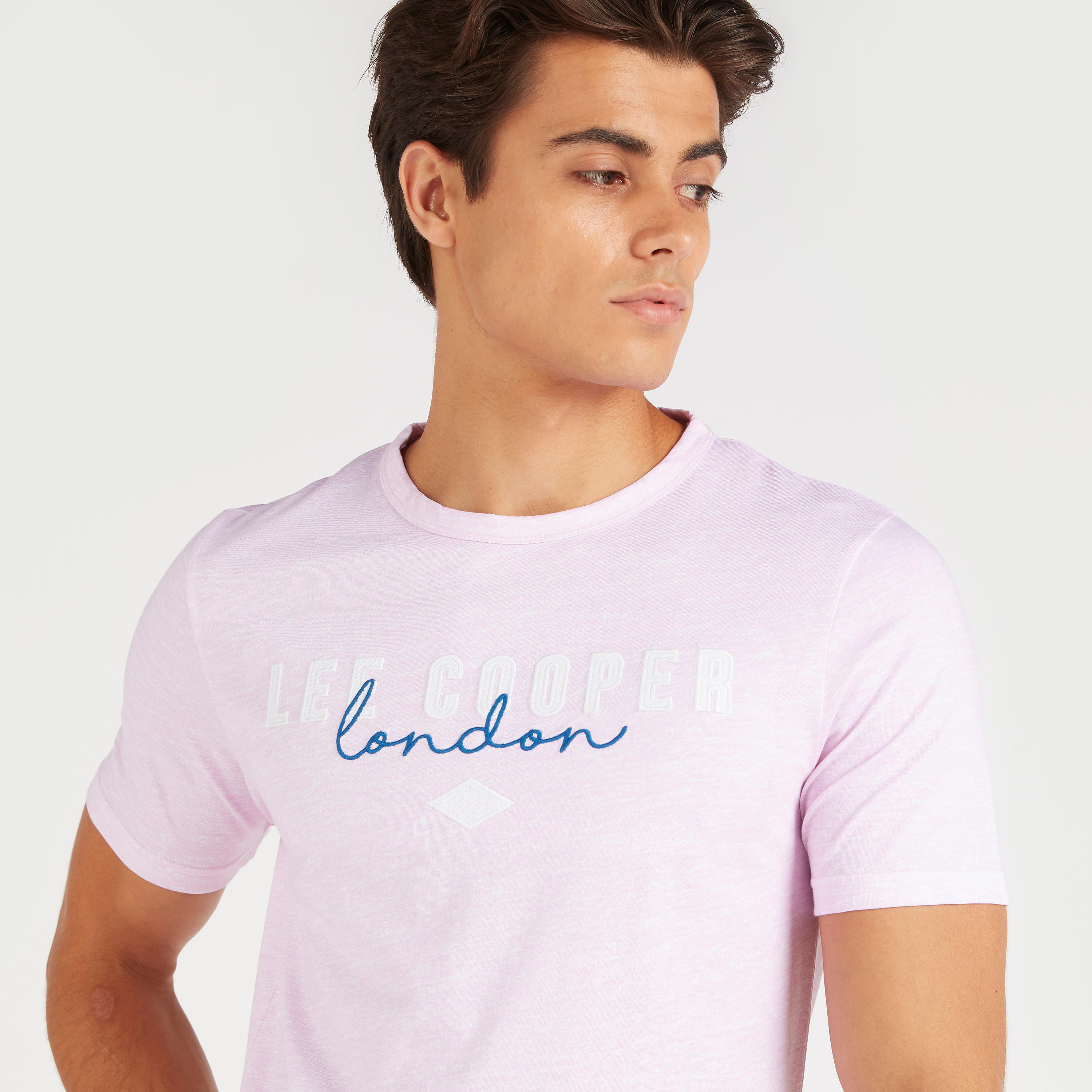 تيشيرت بياقة ضيّقة وأكمام قصيرة وطبعات من لي كوبر-men-clothing-tshirtsandpolos-tshirts-image-2