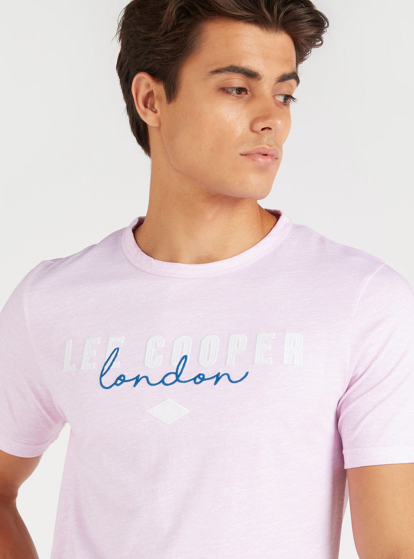 تيشيرت بياقة ضيّقة وأكمام قصيرة وطبعات من لي كوبر-men-clothing-tshirtsandpolos-tshirts-image-2
