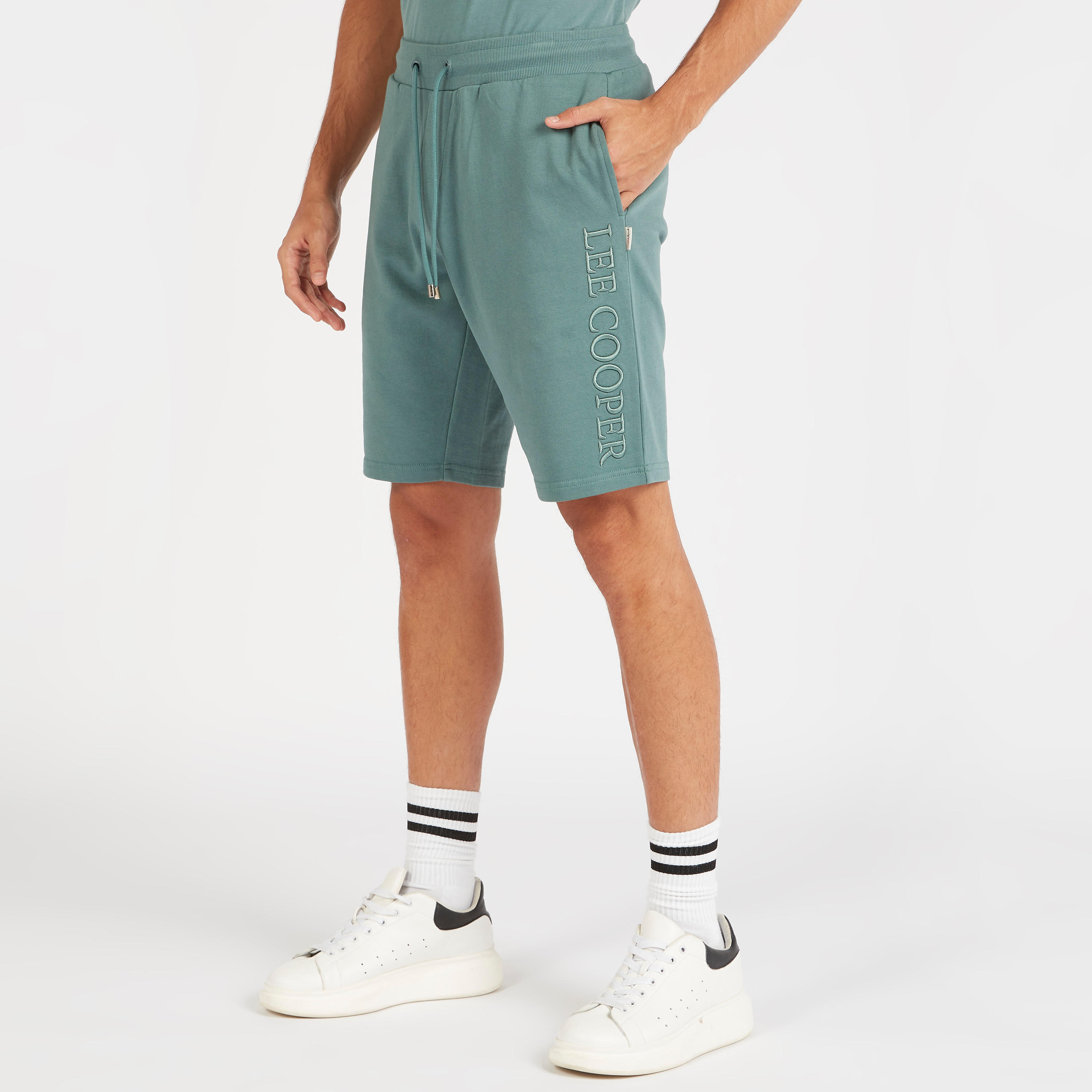 شورت مطرز بخصر فليكسي وجيوب من لي كوبر-men-clothing-bottoms-shorts-image-4