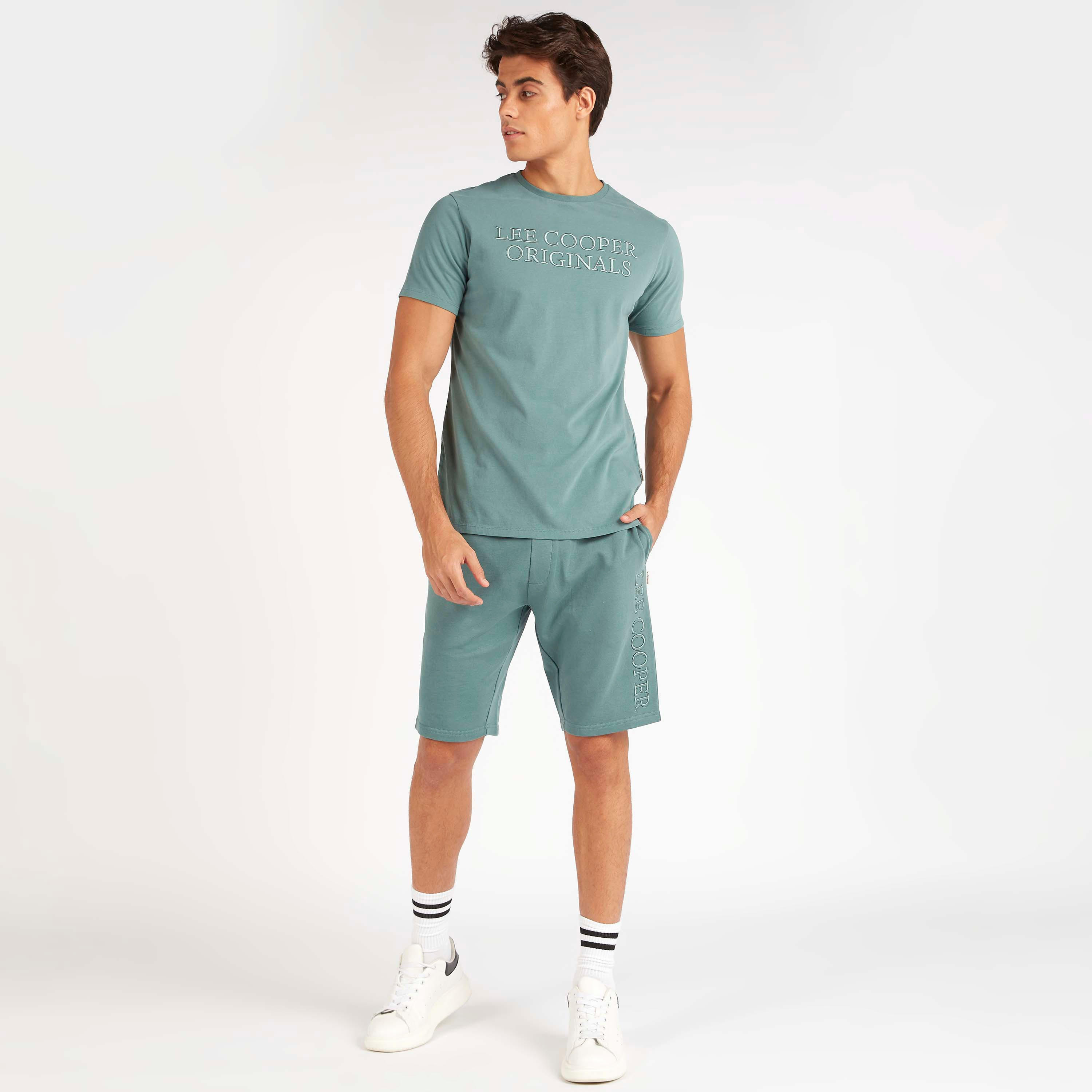 شورت مطرز بخصر فليكسي وجيوب من لي كوبر-men-clothing-bottoms-shorts-image-3