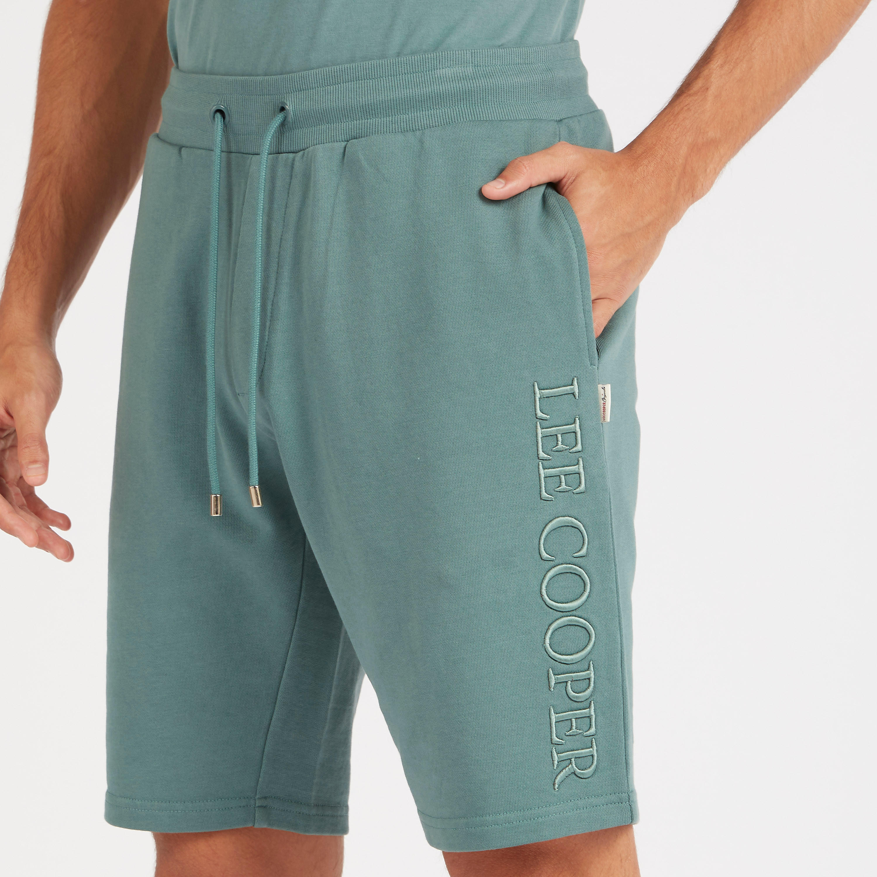 شورت مطرز بخصر فليكسي وجيوب من لي كوبر-men-clothing-bottoms-shorts-image-2