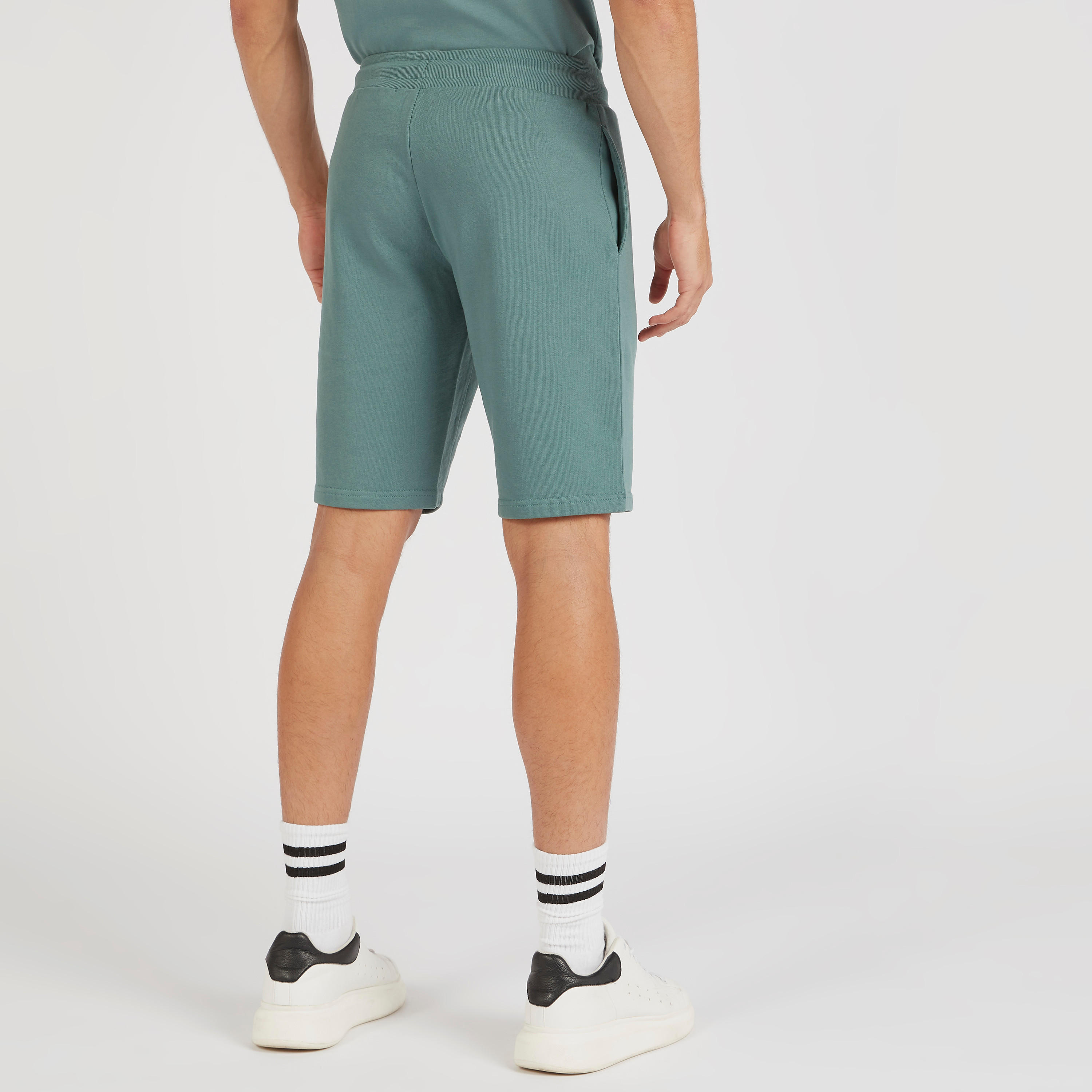 شورت مطرز بخصر فليكسي وجيوب من لي كوبر-men-clothing-bottoms-shorts-image-1
