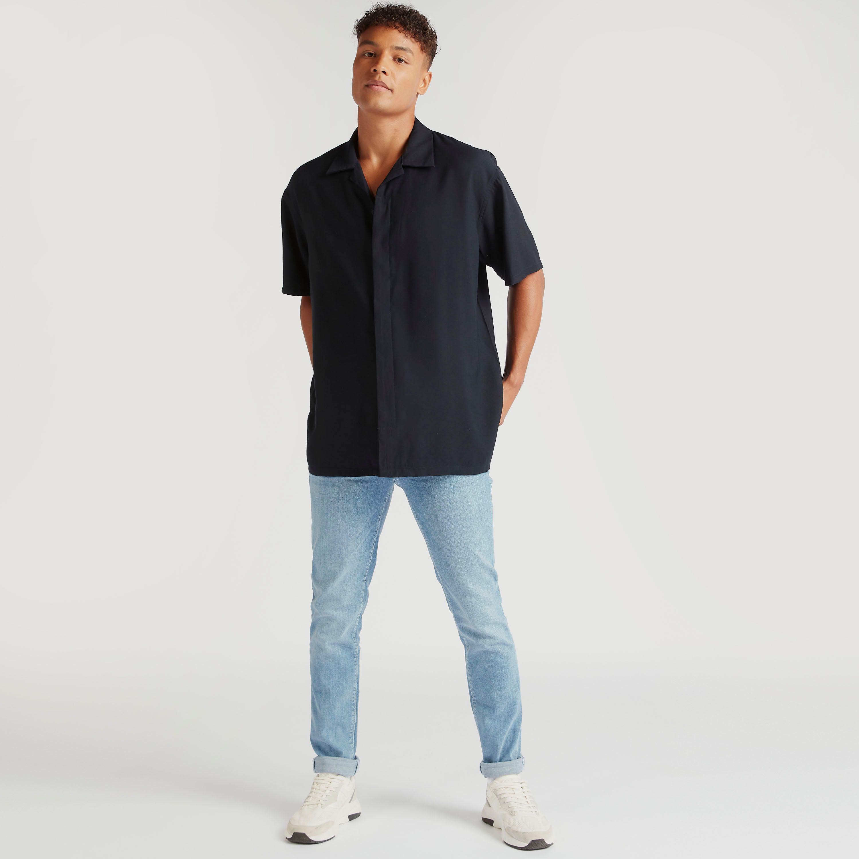 بنطلون جينز سادة بقصّة سكيني وجيوب من لي كوبر-men-clothing-bottoms-jeans-image-2