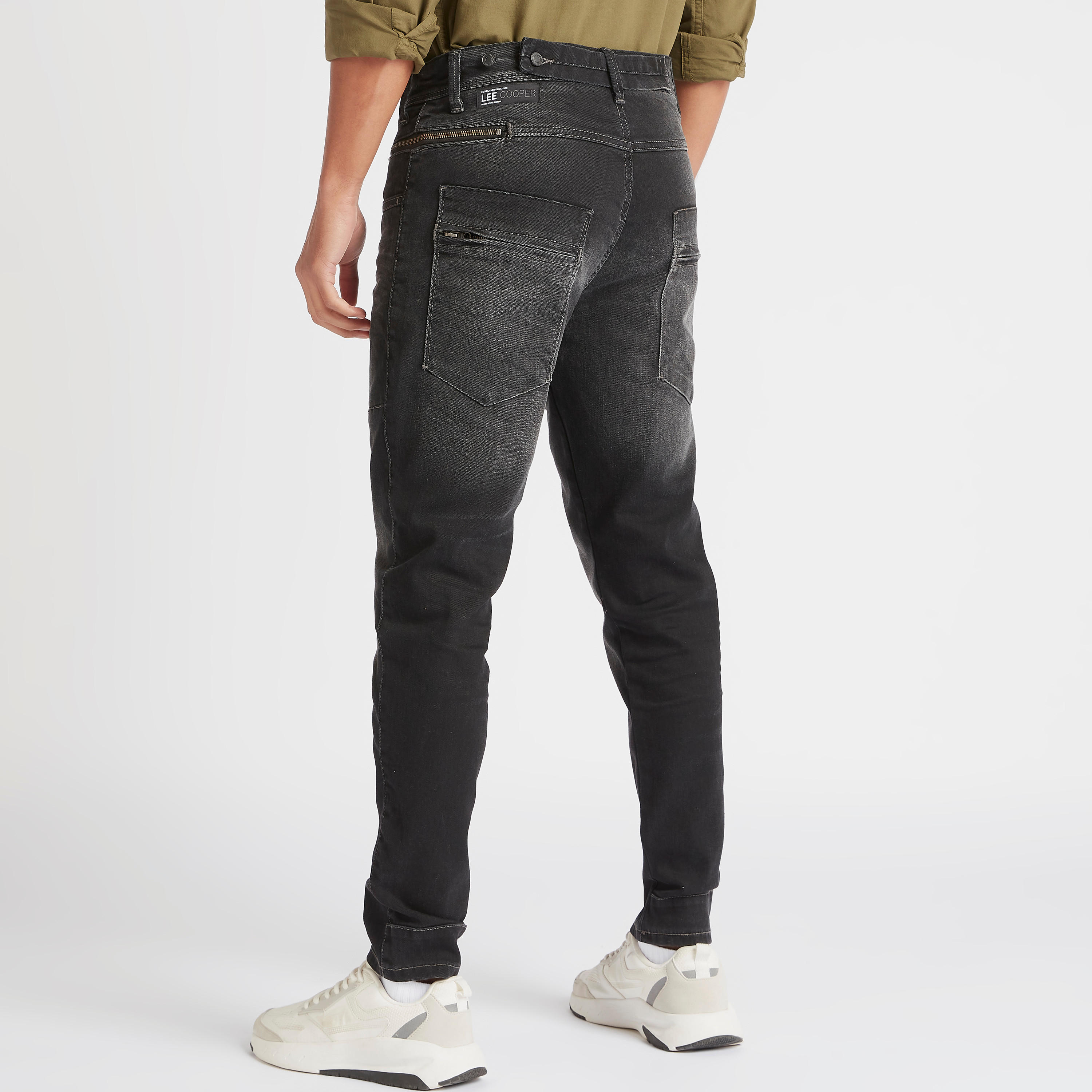 شورت جينز بزر إغلاق وجيوب من لي كوبر-men-clothing-bottoms-jeans-image-4