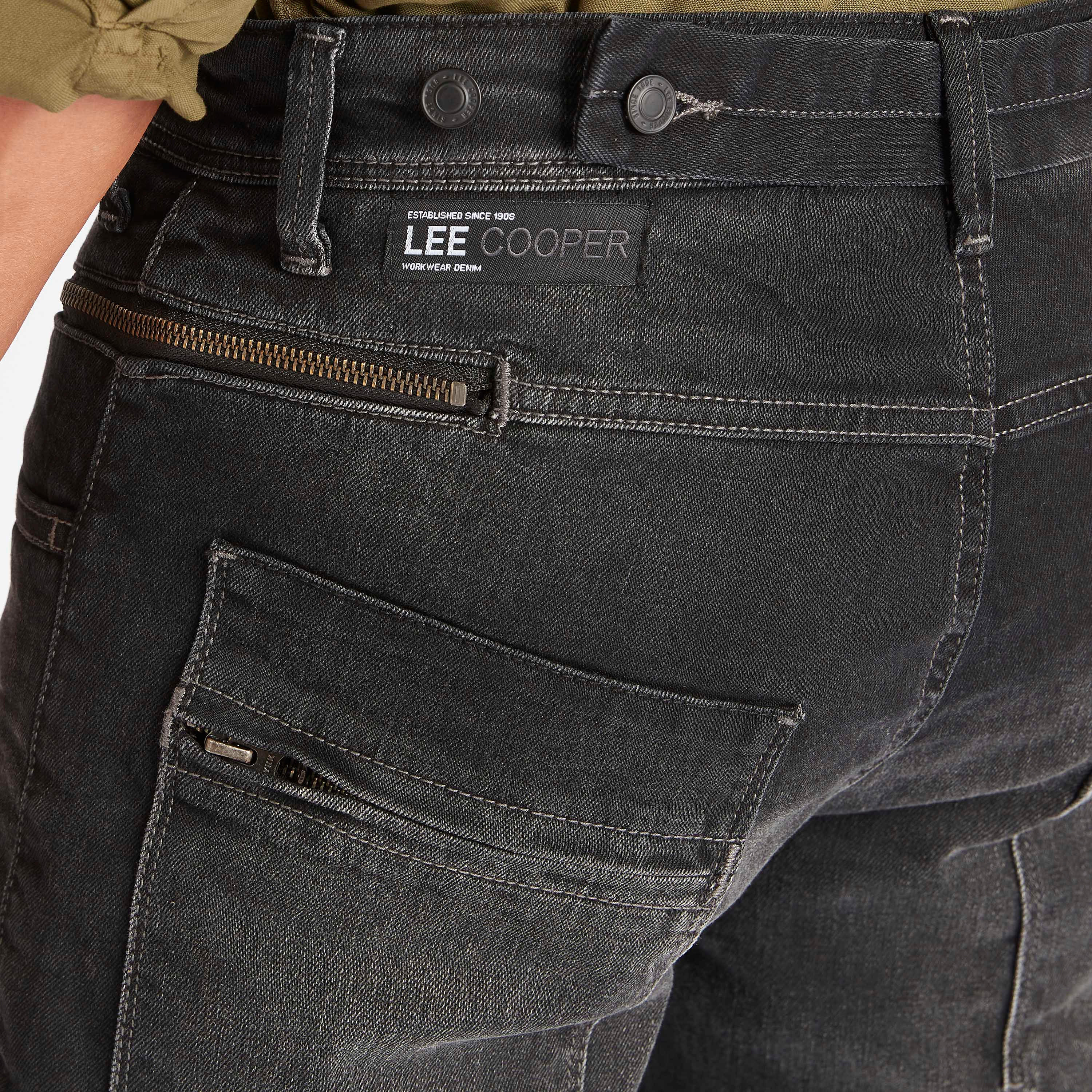 شورت جينز بزر إغلاق وجيوب من لي كوبر-men-clothing-bottoms-jeans-image-3