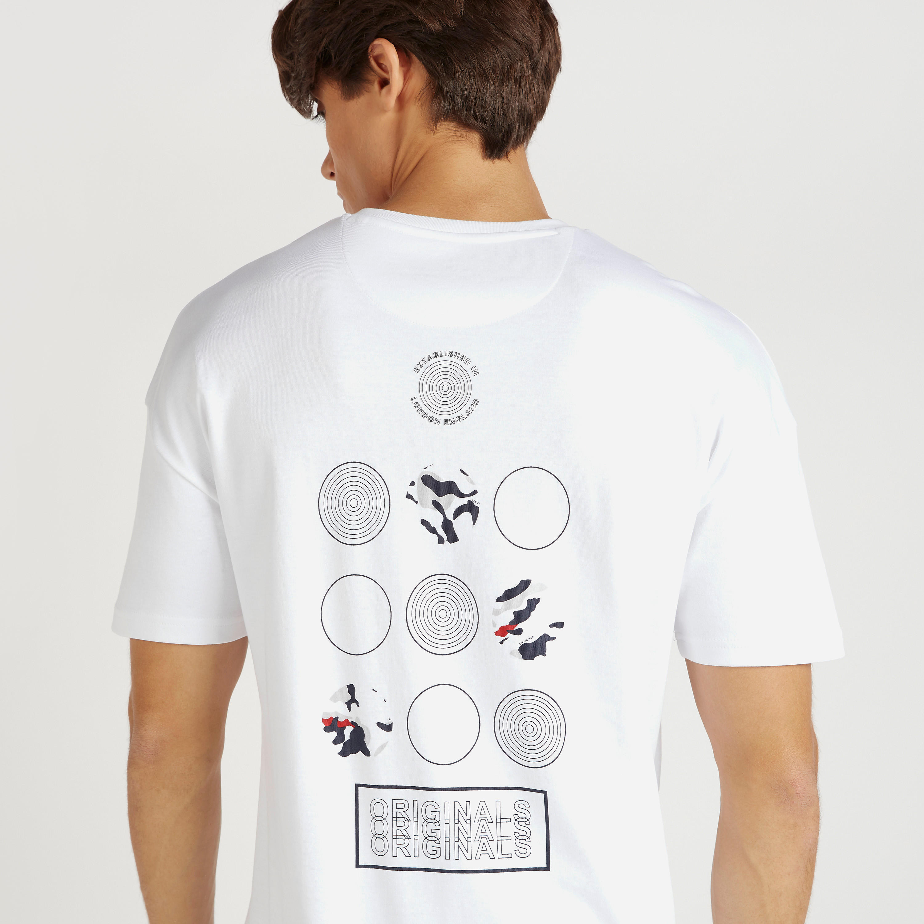 تيشيرت بياقة ضيّقة وطبعات من لي كوبر-men-clothing-tshirtsandpolos-tshirts-image-4
