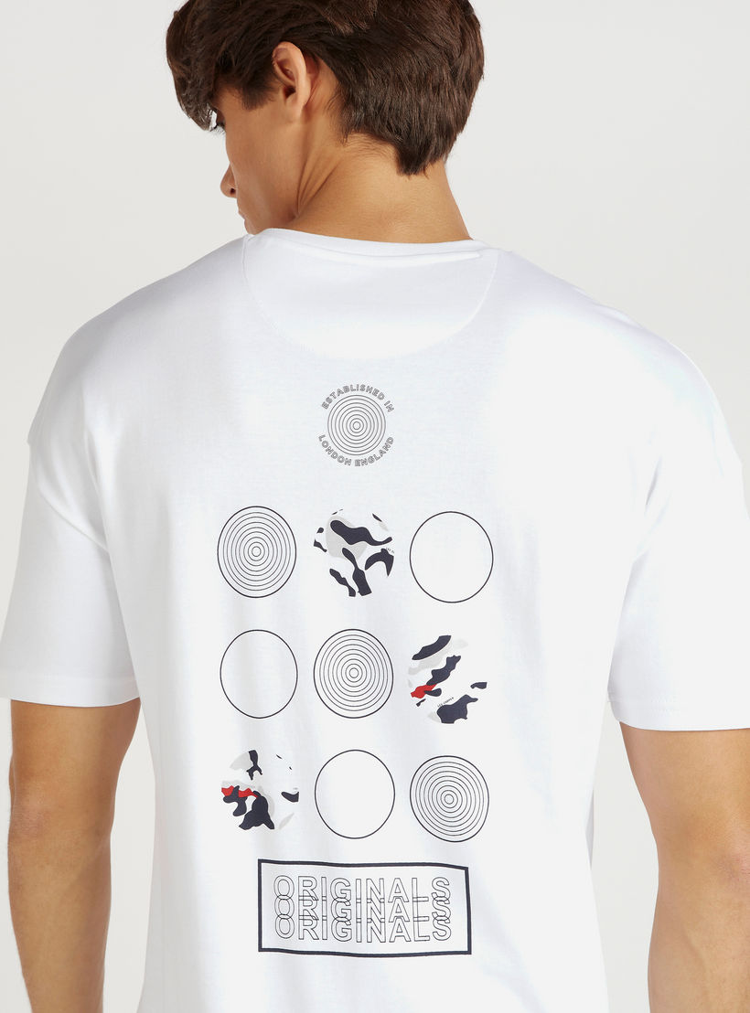 تيشيرت بياقة ضيّقة وطبعات من لي كوبر-men-clothing-tshirtsandpolos-tshirts-image-4